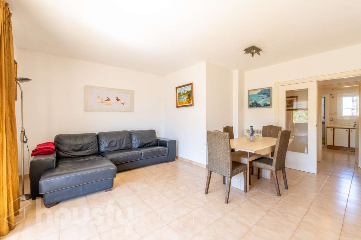 Housfy vende 🏡 luminoso piso ubicado en Sitges, más que un piso, esta propiedad es la puerta de entrada a un estilo de vida, relajado y lleno de encanto. Situada en uno de los rincones más deseados de la costa catalana, esta vivienda ofrece todo lo que el comprador exigente anhela. Dispone de 89 m2 útiles (verificados con la Dirección General de Catastro). Construido en el año: 1990. Distribución de estancias -Salón-comedor -4 Dormitorios -2 Baños -Cocina equipada Características específicas -Cédula de habitabilidad -Ascensor -Armarios empotrados -Suite con baño -Trastero -Amueblado -Calefacción -Electrodomésticos -Gres/cerámica -Terraza -Vistas a la ciudad -Lavadero Zona y entorno Respecto a la ubicación, se sitúa en Sitges, municipio de Barcelona. Esta propiedad se encuentra cerca de transporte público, colegios, supermercados y farmacias. Aviso legal El precio de venta no incluye gastos de la compraventa como notaría, registro, impuestos, ni tampoco honorarios agencia. Esta publicación no es vinculante. Consulta siempre la nota simple con Housfy antes de formalizar la compraventa. Sobre nosotros Housfy es la plataforma integral de servicios inmobiliarios. Nuestra combinación de expertos y tecnología pone al alcance de todo el mundo servicios cómodos, claros y seguros. AICAT número: 7922. Nos encargamos de la gestión y asesoramiento de la compra. ¡Olvídate de todo! Hacemos los trámites por ti. Y, si además necesitas financiación, ponemos a tu disposición un bróker hipotecario para ayudarte a conseguir las mejores condiciones para tu perfil económico. ¿Quieres visitarla? Contacta con Housfy y agenda tu visita sin compromiso. Más información en: housfy.com-4