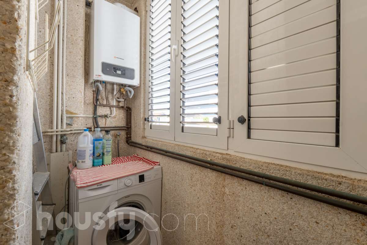 Housfy vende 🏡 luminoso piso ubicado en Sitges, más que un piso, esta propiedad es la puerta de entrada a un estilo de vida, relajado y lleno de encanto. Situada en uno de los rincones más deseados de la costa catalana, esta vivienda ofrece todo lo que el comprador exigente anhela. Dispone de 89 m2 útiles (verificados con la Dirección General de Catastro). Construido en el año: 1990. Distribución de estancias -Salón-comedor -4 Dormitorios -2 Baños -Cocina equipada Características específicas -Cédula de habitabilidad -Ascensor -Armarios empotrados -Suite con baño -Trastero -Amueblado -Calefacción -Electrodomésticos -Gres/cerámica -Terraza -Vistas a la ciudad -Lavadero Zona y entorno Respecto a la ubicación, se sitúa en Sitges, municipio de Barcelona. Esta propiedad se encuentra cerca de transporte público, colegios, supermercados y farmacias. Aviso legal El precio de venta no incluye gastos de la compraventa como notaría, registro, impuestos, ni tampoco honorarios agencia. Esta publicación no es vinculante. Consulta siempre la nota simple con Housfy antes de formalizar la compraventa. Sobre nosotros Housfy es la plataforma integral de servicios inmobiliarios. Nuestra combinación de expertos y tecnología pone al alcance de todo el mundo servicios cómodos, claros y seguros. AICAT número: 7922. Nos encargamos de la gestión y asesoramiento de la compra. ¡Olvídate de todo! Hacemos los trámites por ti. Y, si además necesitas financiación, ponemos a tu disposición un bróker hipotecario para ayudarte a conseguir las mejores condiciones para tu perfil económico. ¿Quieres visitarla? Contacta con Housfy y agenda tu visita sin compromiso. Más información en: housfy.com-25