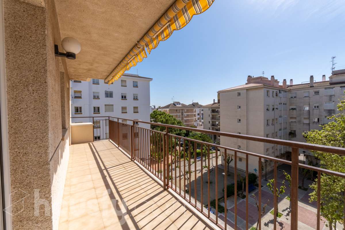 Housfy vende 🏡 luminoso piso ubicado en Sitges, más que un piso, esta propiedad es la puerta de entrada a un estilo de vida, relajado y lleno de encanto. Situada en uno de los rincones más deseados de la costa catalana, esta vivienda ofrece todo lo que el comprador exigente anhela. Dispone de 89 m2 útiles (verificados con la Dirección General de Catastro). Construido en el año: 1990. Distribución de estancias -Salón-comedor -4 Dormitorios -2 Baños -Cocina equipada Características específicas -Cédula de habitabilidad -Ascensor -Armarios empotrados -Suite con baño -Trastero -Amueblado -Calefacción -Electrodomésticos -Gres/cerámica -Terraza -Vistas a la ciudad -Lavadero Zona y entorno Respecto a la ubicación, se sitúa en Sitges, municipio de Barcelona. Esta propiedad se encuentra cerca de transporte público, colegios, supermercados y farmacias. Aviso legal El precio de venta no incluye gastos de la compraventa como notaría, registro, impuestos, ni tampoco honorarios agencia. Esta publicación no es vinculante. Consulta siempre la nota simple con Housfy antes de formalizar la compraventa. Sobre nosotros Housfy es la plataforma integral de servicios inmobiliarios. Nuestra combinación de expertos y tecnología pone al alcance de todo el mundo servicios cómodos, claros y seguros. AICAT número: 7922. Nos encargamos de la gestión y asesoramiento de la compra. ¡Olvídate de todo! Hacemos los trámites por ti. Y, si además necesitas financiación, ponemos a tu disposición un bróker hipotecario para ayudarte a conseguir las mejores condiciones para tu perfil económico. ¿Quieres visitarla? Contacta con Housfy y agenda tu visita sin compromiso. Más información en: housfy.com-3