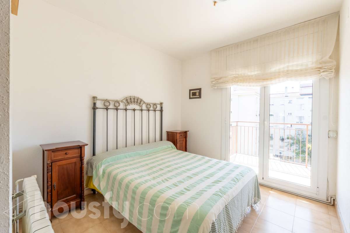 Housfy vende 🏡 luminoso piso ubicado en Sitges, más que un piso, esta propiedad es la puerta de entrada a un estilo de vida, relajado y lleno de encanto. Situada en uno de los rincones más deseados de la costa catalana, esta vivienda ofrece todo lo que el comprador exigente anhela. Dispone de 89 m2 útiles (verificados con la Dirección General de Catastro). Construido en el año: 1990. Distribución de estancias -Salón-comedor -4 Dormitorios -2 Baños -Cocina equipada Características específicas -Cédula de habitabilidad -Ascensor -Armarios empotrados -Suite con baño -Trastero -Amueblado -Calefacción -Electrodomésticos -Gres/cerámica -Terraza -Vistas a la ciudad -Lavadero Zona y entorno Respecto a la ubicación, se sitúa en Sitges, municipio de Barcelona. Esta propiedad se encuentra cerca de transporte público, colegios, supermercados y farmacias. Aviso legal El precio de venta no incluye gastos de la compraventa como notaría, registro, impuestos, ni tampoco honorarios agencia. Esta publicación no es vinculante. Consulta siempre la nota simple con Housfy antes de formalizar la compraventa. Sobre nosotros Housfy es la plataforma integral de servicios inmobiliarios. Nuestra combinación de expertos y tecnología pone al alcance de todo el mundo servicios cómodos, claros y seguros. AICAT número: 7922. Nos encargamos de la gestión y asesoramiento de la compra. ¡Olvídate de todo! Hacemos los trámites por ti. Y, si además necesitas financiación, ponemos a tu disposición un bróker hipotecario para ayudarte a conseguir las mejores condiciones para tu perfil económico. ¿Quieres visitarla? Contacta con Housfy y agenda tu visita sin compromiso. Más información en: housfy.com-7