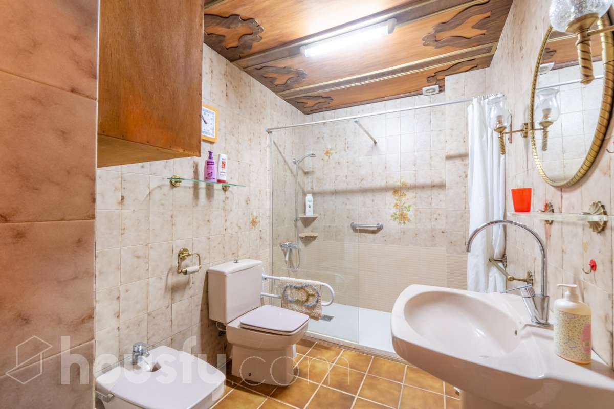 Housfy vende fabulosa🏡casa de pueblo en el centro de Torrelles de Foix. Si buscas un cambio de ritmo, esta vivienda en Torrelles de Foix es tu oportunidad para conectar con la naturaleza sin renunciar a la historia y la cultura de una de las zonas más auténticas de Cataluña para vivir un estilo de vida que combina la paz del Alt Penedès con una riqueza natural e histórica envidiable. Dispone de 120m2 útiles (verificados con la Dirección General de Catastro). Distribución de estancias -Salón-comedor -3 Dormitorios -1 Baño -Cocina equipada Características específicas -Trastero -Terraza -Patio -Chimenea -Lavadero - la vivienda dispone también de un sótano funcional para bodega, almacén etc. Zona y entorno Respecto a la ubicación, se sitúa en Torrelles de Foix, municipio de Barcelona. Esta propiedad se encuentra cerca de transporte público, colegios, supermercados y farmacias a 15 minutos de Vilafranca del Penedès y 50 minutos de Barcelona. . Aviso legal El precio de venta no incluye gastos de la compraventa como notaría, registro, impuestos, ni tampoco honorarios agencia. Esta publicación no es vinculante. Consulta siempre la nota simple con Housfy antes de formalizar la compraventa. Sobre nosotros Housfy es la plataforma integral de servicios inmobiliarios. Nuestra combinación de expertos y tecnología pone al alcance de todo el mundo servicios cómodos, claros y seguros. AICAT número: 7922. Nos encargamos de la gestión y asesoramiento de la compra. ¡Olvídate de todo! Hacemos los trámites por ti. Y, si además necesitas financiación, ponemos a tu disposición un bróker hipotecario para ayudarte a conseguir las mejores condiciones para tu perfil económico. ¿Quieres visitarla? Contacta con Housfy y agenda tu visita sin compromiso. Más información en: housfy.com-20
