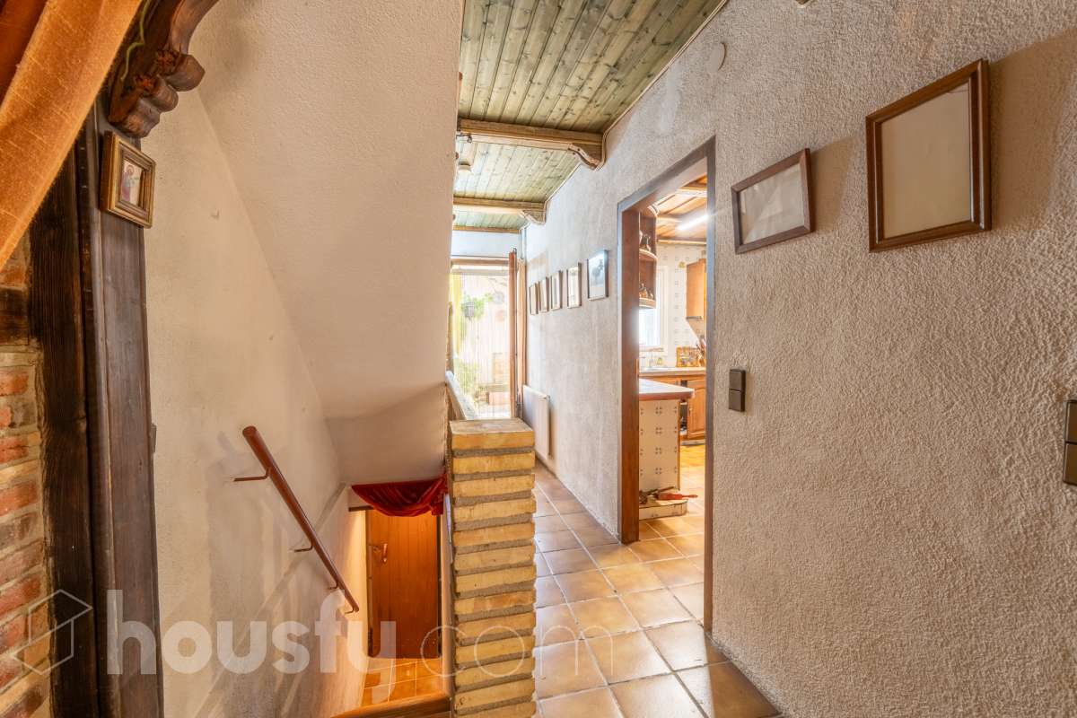 Housfy vende fabulosa🏡casa de pueblo en el centro de Torrelles de Foix. Si buscas un cambio de ritmo, esta vivienda en Torrelles de Foix es tu oportunidad para conectar con la naturaleza sin renunciar a la historia y la cultura de una de las zonas más auténticas de Cataluña para vivir un estilo de vida que combina la paz del Alt Penedès con una riqueza natural e histórica envidiable. Dispone de 120m2 útiles (verificados con la Dirección General de Catastro). Distribución de estancias -Salón-comedor -3 Dormitorios -1 Baño -Cocina equipada Características específicas -Trastero -Terraza -Patio -Chimenea -Lavadero - la vivienda dispone también de un sótano funcional para bodega, almacén etc. Zona y entorno Respecto a la ubicación, se sitúa en Torrelles de Foix, municipio de Barcelona. Esta propiedad se encuentra cerca de transporte público, colegios, supermercados y farmacias a 15 minutos de Vilafranca del Penedès y 50 minutos de Barcelona. . Aviso legal El precio de venta no incluye gastos de la compraventa como notaría, registro, impuestos, ni tampoco honorarios agencia. Esta publicación no es vinculante. Consulta siempre la nota simple con Housfy antes de formalizar la compraventa. Sobre nosotros Housfy es la plataforma integral de servicios inmobiliarios. Nuestra combinación de expertos y tecnología pone al alcance de todo el mundo servicios cómodos, claros y seguros. AICAT número: 7922. Nos encargamos de la gestión y asesoramiento de la compra. ¡Olvídate de todo! Hacemos los trámites por ti. Y, si además necesitas financiación, ponemos a tu disposición un bróker hipotecario para ayudarte a conseguir las mejores condiciones para tu perfil económico. ¿Quieres visitarla? Contacta con Housfy y agenda tu visita sin compromiso. Más información en: housfy.com-12