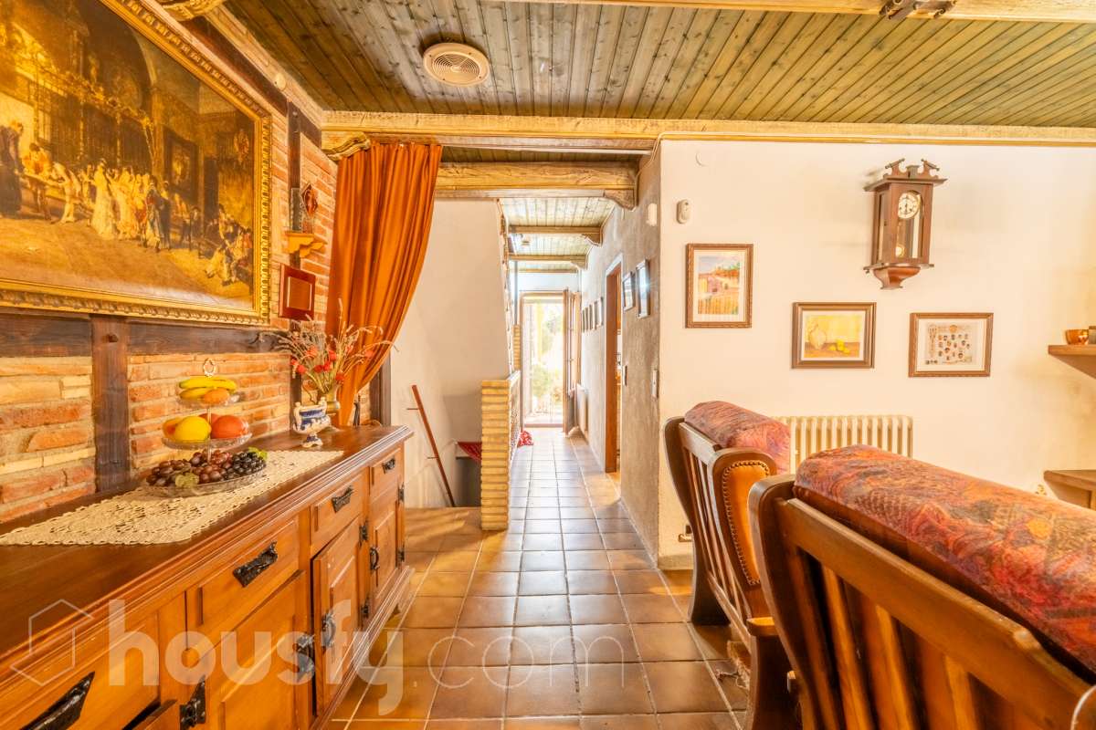 Housfy vende fabulosa🏡casa de pueblo en el centro de Torrelles de Foix. Si buscas un cambio de ritmo, esta vivienda en Torrelles de Foix es tu oportunidad para conectar con la naturaleza sin renunciar a la historia y la cultura de una de las zonas más auténticas de Cataluña para vivir un estilo de vida que combina la paz del Alt Penedès con una riqueza natural e histórica envidiable. Dispone de 120m2 útiles (verificados con la Dirección General de Catastro). Distribución de estancias -Salón-comedor -3 Dormitorios -1 Baño -Cocina equipada Características específicas -Trastero -Terraza -Patio -Chimenea -Lavadero - la vivienda dispone también de un sótano funcional para bodega, almacén etc. Zona y entorno Respecto a la ubicación, se sitúa en Torrelles de Foix, municipio de Barcelona. Esta propiedad se encuentra cerca de transporte público, colegios, supermercados y farmacias a 15 minutos de Vilafranca del Penedès y 50 minutos de Barcelona. . Aviso legal El precio de venta no incluye gastos de la compraventa como notaría, registro, impuestos, ni tampoco honorarios agencia. Esta publicación no es vinculante. Consulta siempre la nota simple con Housfy antes de formalizar la compraventa. Sobre nosotros Housfy es la plataforma integral de servicios inmobiliarios. Nuestra combinación de expertos y tecnología pone al alcance de todo el mundo servicios cómodos, claros y seguros. AICAT número: 7922. Nos encargamos de la gestión y asesoramiento de la compra. ¡Olvídate de todo! Hacemos los trámites por ti. Y, si además necesitas financiación, ponemos a tu disposición un bróker hipotecario para ayudarte a conseguir las mejores condiciones para tu perfil económico. ¿Quieres visitarla? Contacta con Housfy y agenda tu visita sin compromiso. Más información en: housfy.com-4