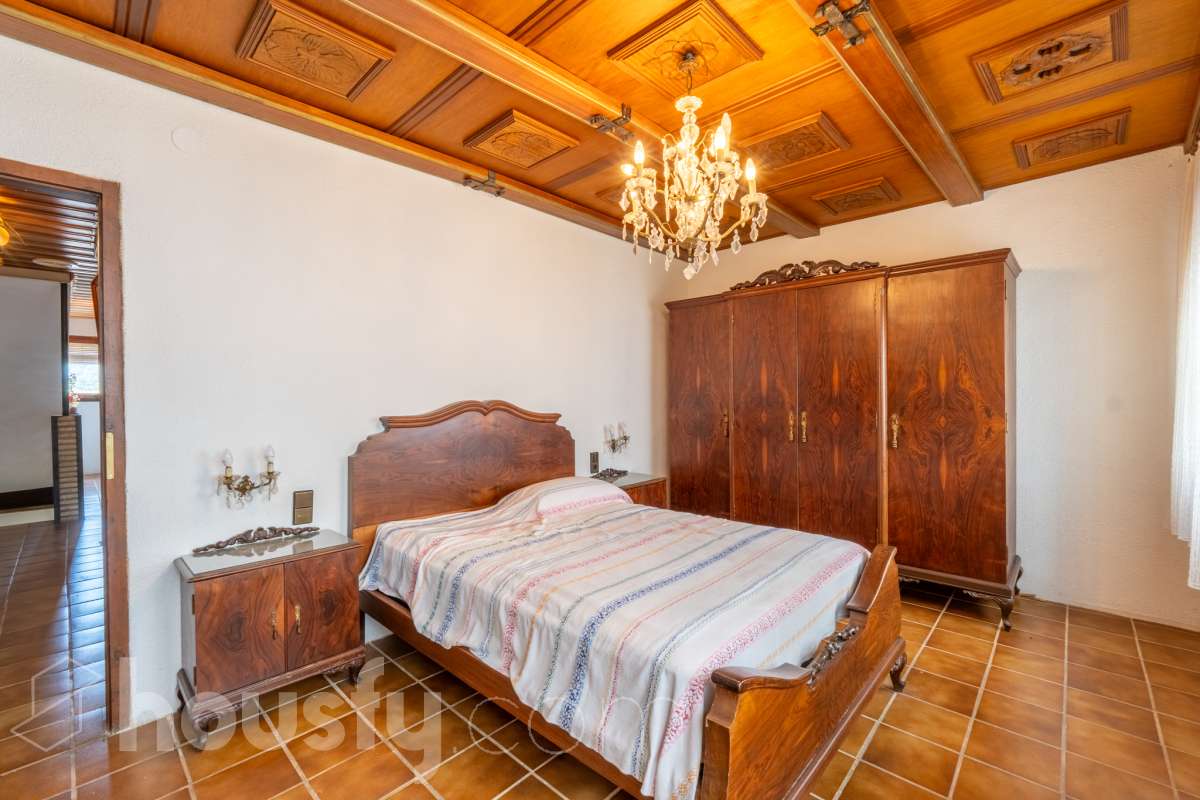 Housfy vende fabulosa🏡casa de pueblo en el centro de Torrelles de Foix. Si buscas un cambio de ritmo, esta vivienda en Torrelles de Foix es tu oportunidad para conectar con la naturaleza sin renunciar a la historia y la cultura de una de las zonas más auténticas de Cataluña para vivir un estilo de vida que combina la paz del Alt Penedès con una riqueza natural e histórica envidiable. Dispone de 120m2 útiles (verificados con la Dirección General de Catastro). Distribución de estancias -Salón-comedor -3 Dormitorios -1 Baño -Cocina equipada Características específicas -Trastero -Terraza -Patio -Chimenea -Lavadero - la vivienda dispone también de un sótano funcional para bodega, almacén etc. Zona y entorno Respecto a la ubicación, se sitúa en Torrelles de Foix, municipio de Barcelona. Esta propiedad se encuentra cerca de transporte público, colegios, supermercados y farmacias a 15 minutos de Vilafranca del Penedès y 50 minutos de Barcelona. . Aviso legal El precio de venta no incluye gastos de la compraventa como notaría, registro, impuestos, ni tampoco honorarios agencia. Esta publicación no es vinculante. Consulta siempre la nota simple con Housfy antes de formalizar la compraventa. Sobre nosotros Housfy es la plataforma integral de servicios inmobiliarios. Nuestra combinación de expertos y tecnología pone al alcance de todo el mundo servicios cómodos, claros y seguros. AICAT número: 7922. Nos encargamos de la gestión y asesoramiento de la compra. ¡Olvídate de todo! Hacemos los trámites por ti. Y, si además necesitas financiación, ponemos a tu disposición un bróker hipotecario para ayudarte a conseguir las mejores condiciones para tu perfil económico. ¿Quieres visitarla? Contacta con Housfy y agenda tu visita sin compromiso. Más información en: housfy.com-6