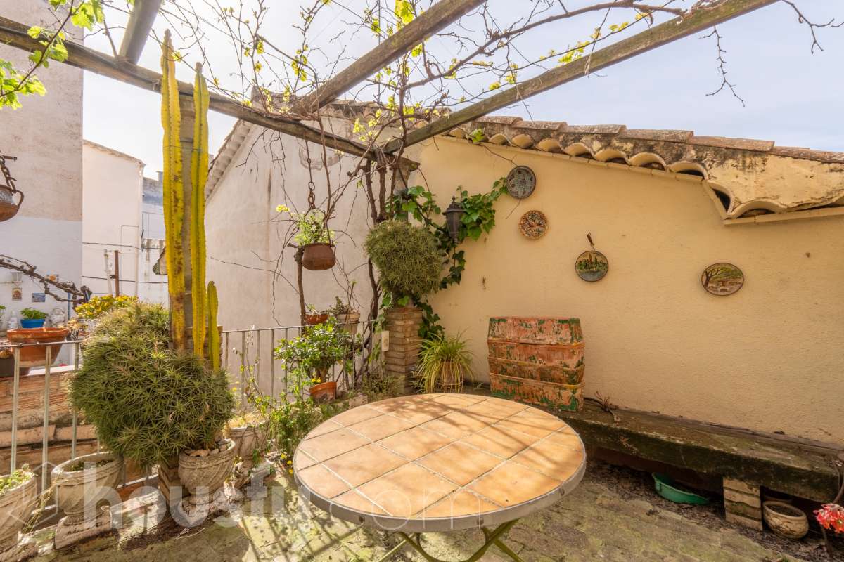 Housfy vende fabulosa🏡casa de pueblo en el centro de Torrelles de Foix. Si buscas un cambio de ritmo, esta vivienda en Torrelles de Foix es tu oportunidad para conectar con la naturaleza sin renunciar a la historia y la cultura de una de las zonas más auténticas de Cataluña para vivir un estilo de vida que combina la paz del Alt Penedès con una riqueza natural e histórica envidiable. Dispone de 120m2 útiles (verificados con la Dirección General de Catastro). Distribución de estancias -Salón-comedor -3 Dormitorios -1 Baño -Cocina equipada Características específicas -Trastero -Terraza -Patio -Chimenea -Lavadero - la vivienda dispone también de un sótano funcional para bodega, almacén etc. Zona y entorno Respecto a la ubicación, se sitúa en Torrelles de Foix, municipio de Barcelona. Esta propiedad se encuentra cerca de transporte público, colegios, supermercados y farmacias a 15 minutos de Vilafranca del Penedès y 50 minutos de Barcelona. . Aviso legal El precio de venta no incluye gastos de la compraventa como notaría, registro, impuestos, ni tampoco honorarios agencia. Esta publicación no es vinculante. Consulta siempre la nota simple con Housfy antes de formalizar la compraventa. Sobre nosotros Housfy es la plataforma integral de servicios inmobiliarios. Nuestra combinación de expertos y tecnología pone al alcance de todo el mundo servicios cómodos, claros y seguros. AICAT número: 7922. Nos encargamos de la gestión y asesoramiento de la compra. ¡Olvídate de todo! Hacemos los trámites por ti. Y, si además necesitas financiación, ponemos a tu disposición un bróker hipotecario para ayudarte a conseguir las mejores condiciones para tu perfil económico. ¿Quieres visitarla? Contacta con Housfy y agenda tu visita sin compromiso. Más información en: housfy.com-16