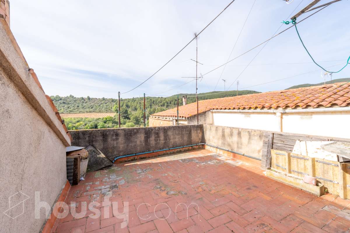 Housfy vende fabulosa🏡casa de pueblo en el centro de Torrelles de Foix. Si buscas un cambio de ritmo, esta vivienda en Torrelles de Foix es tu oportunidad para conectar con la naturaleza sin renunciar a la historia y la cultura de una de las zonas más auténticas de Cataluña para vivir un estilo de vida que combina la paz del Alt Penedès con una riqueza natural e histórica envidiable. Dispone de 120m2 útiles (verificados con la Dirección General de Catastro). Distribución de estancias -Salón-comedor -3 Dormitorios -1 Baño -Cocina equipada Características específicas -Trastero -Terraza -Patio -Chimenea -Lavadero - la vivienda dispone también de un sótano funcional para bodega, almacén etc. Zona y entorno Respecto a la ubicación, se sitúa en Torrelles de Foix, municipio de Barcelona. Esta propiedad se encuentra cerca de transporte público, colegios, supermercados y farmacias a 15 minutos de Vilafranca del Penedès y 50 minutos de Barcelona. . Aviso legal El precio de venta no incluye gastos de la compraventa como notaría, registro, impuestos, ni tampoco honorarios agencia. Esta publicación no es vinculante. Consulta siempre la nota simple con Housfy antes de formalizar la compraventa. Sobre nosotros Housfy es la plataforma integral de servicios inmobiliarios. Nuestra combinación de expertos y tecnología pone al alcance de todo el mundo servicios cómodos, claros y seguros. AICAT número: 7922. Nos encargamos de la gestión y asesoramiento de la compra. ¡Olvídate de todo! Hacemos los trámites por ti. Y, si además necesitas financiación, ponemos a tu disposición un bróker hipotecario para ayudarte a conseguir las mejores condiciones para tu perfil económico. ¿Quieres visitarla? Contacta con Housfy y agenda tu visita sin compromiso. Más información en: housfy.com-13