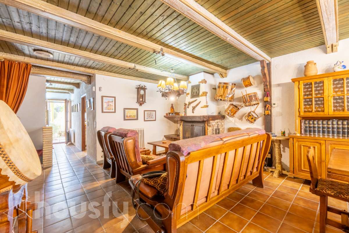 Housfy vende fabulosa🏡casa de pueblo en el centro de Torrelles de Foix. Si buscas un cambio de ritmo, esta vivienda en Torrelles de Foix es tu oportunidad para conectar con la naturaleza sin renunciar a la historia y la cultura de una de las zonas más auténticas de Cataluña para vivir un estilo de vida que combina la paz del Alt Penedès con una riqueza natural e histórica envidiable. Dispone de 120m2 útiles (verificados con la Dirección General de Catastro). Distribución de estancias -Salón-comedor -3 Dormitorios -1 Baño -Cocina equipada Características específicas -Trastero -Terraza -Patio -Chimenea -Lavadero - la vivienda dispone también de un sótano funcional para bodega, almacén etc. Zona y entorno Respecto a la ubicación, se sitúa en Torrelles de Foix, municipio de Barcelona. Esta propiedad se encuentra cerca de transporte público, colegios, supermercados y farmacias a 15 minutos de Vilafranca del Penedès y 50 minutos de Barcelona. . Aviso legal El precio de venta no incluye gastos de la compraventa como notaría, registro, impuestos, ni tampoco honorarios agencia. Esta publicación no es vinculante. Consulta siempre la nota simple con Housfy antes de formalizar la compraventa. Sobre nosotros Housfy es la plataforma integral de servicios inmobiliarios. Nuestra combinación de expertos y tecnología pone al alcance de todo el mundo servicios cómodos, claros y seguros. AICAT número: 7922. Nos encargamos de la gestión y asesoramiento de la compra. ¡Olvídate de todo! Hacemos los trámites por ti. Y, si además necesitas financiación, ponemos a tu disposición un bróker hipotecario para ayudarte a conseguir las mejores condiciones para tu perfil económico. ¿Quieres visitarla? Contacta con Housfy y agenda tu visita sin compromiso. Más información en: housfy.com-2