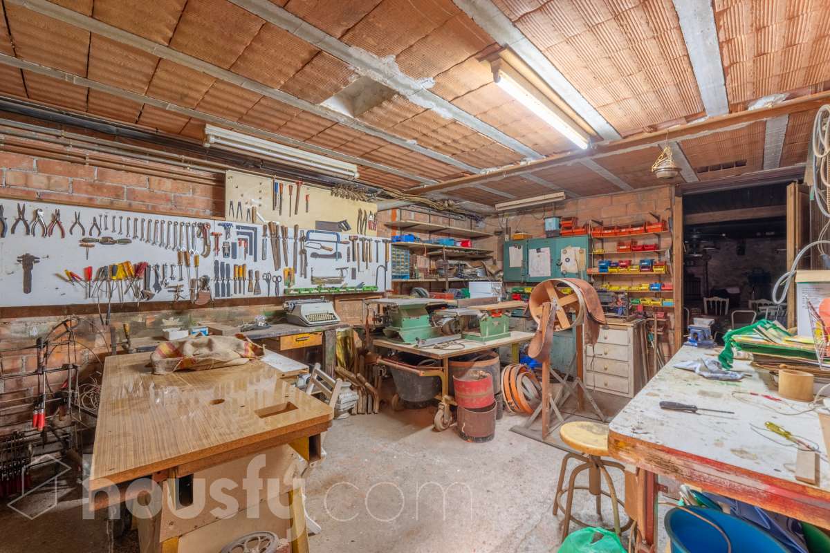 Housfy vende fabulosa🏡casa de pueblo en el centro de Torrelles de Foix. Si buscas un cambio de ritmo, esta vivienda en Torrelles de Foix es tu oportunidad para conectar con la naturaleza sin renunciar a la historia y la cultura de una de las zonas más auténticas de Cataluña para vivir un estilo de vida que combina la paz del Alt Penedès con una riqueza natural e histórica envidiable. Dispone de 120m2 útiles (verificados con la Dirección General de Catastro). Distribución de estancias -Salón-comedor -3 Dormitorios -1 Baño -Cocina equipada Características específicas -Trastero -Terraza -Patio -Chimenea -Lavadero - la vivienda dispone también de un sótano funcional para bodega, almacén etc. Zona y entorno Respecto a la ubicación, se sitúa en Torrelles de Foix, municipio de Barcelona. Esta propiedad se encuentra cerca de transporte público, colegios, supermercados y farmacias a 15 minutos de Vilafranca del Penedès y 50 minutos de Barcelona. . Aviso legal El precio de venta no incluye gastos de la compraventa como notaría, registro, impuestos, ni tampoco honorarios agencia. Esta publicación no es vinculante. Consulta siempre la nota simple con Housfy antes de formalizar la compraventa. Sobre nosotros Housfy es la plataforma integral de servicios inmobiliarios. Nuestra combinación de expertos y tecnología pone al alcance de todo el mundo servicios cómodos, claros y seguros. AICAT número: 7922. Nos encargamos de la gestión y asesoramiento de la compra. ¡Olvídate de todo! Hacemos los trámites por ti. Y, si además necesitas financiación, ponemos a tu disposición un bróker hipotecario para ayudarte a conseguir las mejores condiciones para tu perfil económico. ¿Quieres visitarla? Contacta con Housfy y agenda tu visita sin compromiso. Más información en: housfy.com-17