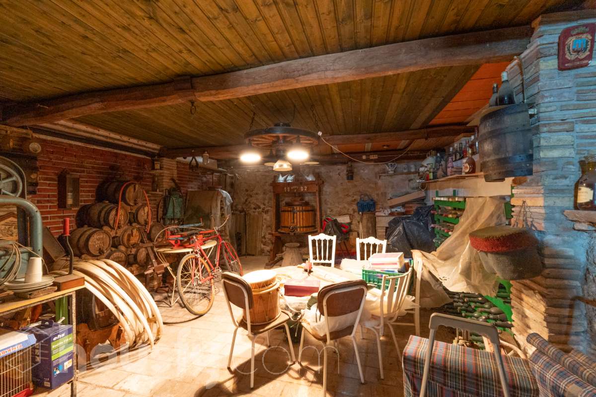 Housfy vende fabulosa🏡casa de pueblo en el centro de Torrelles de Foix. Si buscas un cambio de ritmo, esta vivienda en Torrelles de Foix es tu oportunidad para conectar con la naturaleza sin renunciar a la historia y la cultura de una de las zonas más auténticas de Cataluña para vivir un estilo de vida que combina la paz del Alt Penedès con una riqueza natural e histórica envidiable. Dispone de 120m2 útiles (verificados con la Dirección General de Catastro). Distribución de estancias -Salón-comedor -3 Dormitorios -1 Baño -Cocina equipada Características específicas -Trastero -Terraza -Patio -Chimenea -Lavadero - la vivienda dispone también de un sótano funcional para bodega, almacén etc. Zona y entorno Respecto a la ubicación, se sitúa en Torrelles de Foix, municipio de Barcelona. Esta propiedad se encuentra cerca de transporte público, colegios, supermercados y farmacias a 15 minutos de Vilafranca del Penedès y 50 minutos de Barcelona. . Aviso legal El precio de venta no incluye gastos de la compraventa como notaría, registro, impuestos, ni tampoco honorarios agencia. Esta publicación no es vinculante. Consulta siempre la nota simple con Housfy antes de formalizar la compraventa. Sobre nosotros Housfy es la plataforma integral de servicios inmobiliarios. Nuestra combinación de expertos y tecnología pone al alcance de todo el mundo servicios cómodos, claros y seguros. AICAT número: 7922. Nos encargamos de la gestión y asesoramiento de la compra. ¡Olvídate de todo! Hacemos los trámites por ti. Y, si además necesitas financiación, ponemos a tu disposición un bróker hipotecario para ayudarte a conseguir las mejores condiciones para tu perfil económico. ¿Quieres visitarla? Contacta con Housfy y agenda tu visita sin compromiso. Más información en: housfy.com-19