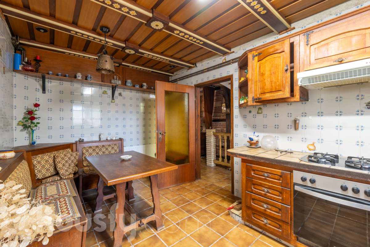 Housfy vende fabulosa🏡casa de pueblo en el centro de Torrelles de Foix. Si buscas un cambio de ritmo, esta vivienda en Torrelles de Foix es tu oportunidad para conectar con la naturaleza sin renunciar a la historia y la cultura de una de las zonas más auténticas de Cataluña para vivir un estilo de vida que combina la paz del Alt Penedès con una riqueza natural e histórica envidiable. Dispone de 120m2 útiles (verificados con la Dirección General de Catastro). Distribución de estancias -Salón-comedor -3 Dormitorios -1 Baño -Cocina equipada Características específicas -Trastero -Terraza -Patio -Chimenea -Lavadero - la vivienda dispone también de un sótano funcional para bodega, almacén etc. Zona y entorno Respecto a la ubicación, se sitúa en Torrelles de Foix, municipio de Barcelona. Esta propiedad se encuentra cerca de transporte público, colegios, supermercados y farmacias a 15 minutos de Vilafranca del Penedès y 50 minutos de Barcelona. . Aviso legal El precio de venta no incluye gastos de la compraventa como notaría, registro, impuestos, ni tampoco honorarios agencia. Esta publicación no es vinculante. Consulta siempre la nota simple con Housfy antes de formalizar la compraventa. Sobre nosotros Housfy es la plataforma integral de servicios inmobiliarios. Nuestra combinación de expertos y tecnología pone al alcance de todo el mundo servicios cómodos, claros y seguros. AICAT número: 7922. Nos encargamos de la gestión y asesoramiento de la compra. ¡Olvídate de todo! Hacemos los trámites por ti. Y, si además necesitas financiación, ponemos a tu disposición un bróker hipotecario para ayudarte a conseguir las mejores condiciones para tu perfil económico. ¿Quieres visitarla? Contacta con Housfy y agenda tu visita sin compromiso. Más información en: housfy.com-10