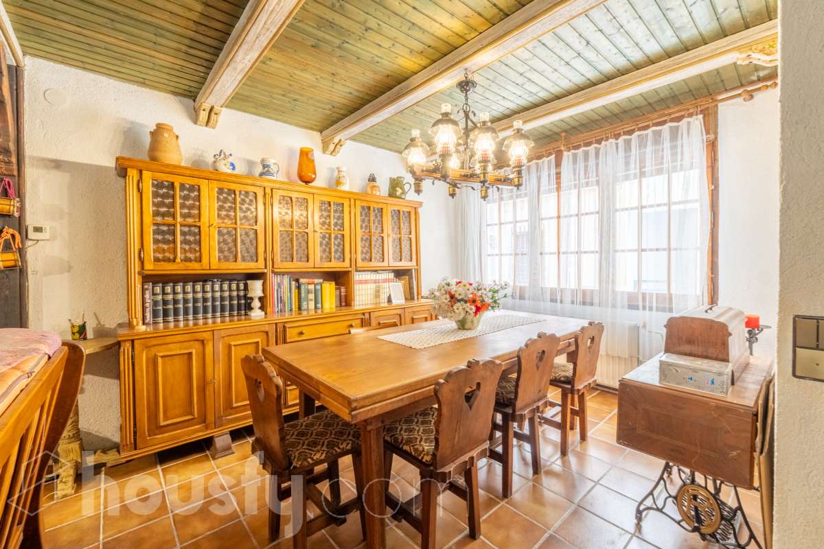 Housfy vende fabulosa🏡casa de pueblo en el centro de Torrelles de Foix. Si buscas un cambio de ritmo, esta vivienda en Torrelles de Foix es tu oportunidad para conectar con la naturaleza sin renunciar a la historia y la cultura de una de las zonas más auténticas de Cataluña para vivir un estilo de vida que combina la paz del Alt Penedès con una riqueza natural e histórica envidiable. Dispone de 120m2 útiles (verificados con la Dirección General de Catastro). Distribución de estancias -Salón-comedor -3 Dormitorios -1 Baño -Cocina equipada Características específicas -Trastero -Terraza -Patio -Chimenea -Lavadero - la vivienda dispone también de un sótano funcional para bodega, almacén etc. Zona y entorno Respecto a la ubicación, se sitúa en Torrelles de Foix, municipio de Barcelona. Esta propiedad se encuentra cerca de transporte público, colegios, supermercados y farmacias a 15 minutos de Vilafranca del Penedès y 50 minutos de Barcelona. . Aviso legal El precio de venta no incluye gastos de la compraventa como notaría, registro, impuestos, ni tampoco honorarios agencia. Esta publicación no es vinculante. Consulta siempre la nota simple con Housfy antes de formalizar la compraventa. Sobre nosotros Housfy es la plataforma integral de servicios inmobiliarios. Nuestra combinación de expertos y tecnología pone al alcance de todo el mundo servicios cómodos, claros y seguros. AICAT número: 7922. Nos encargamos de la gestión y asesoramiento de la compra. ¡Olvídate de todo! Hacemos los trámites por ti. Y, si además necesitas financiación, ponemos a tu disposición un bróker hipotecario para ayudarte a conseguir las mejores condiciones para tu perfil económico. ¿Quieres visitarla? Contacta con Housfy y agenda tu visita sin compromiso. Más información en: housfy.com-3