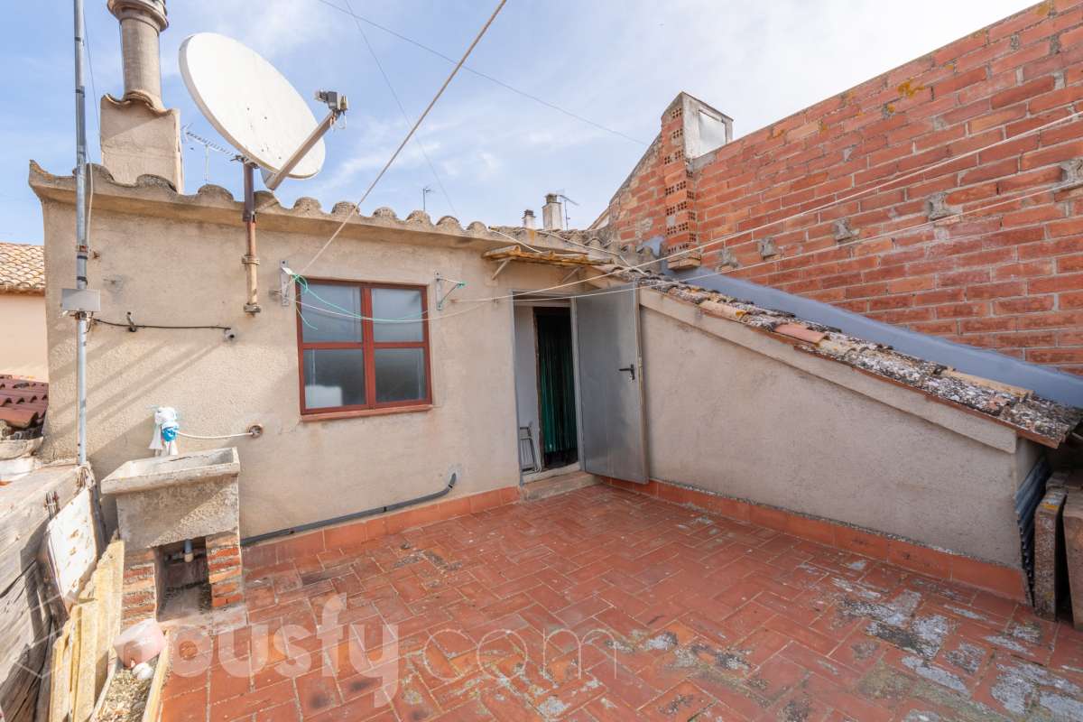 Housfy vende fabulosa🏡casa de pueblo en el centro de Torrelles de Foix. Si buscas un cambio de ritmo, esta vivienda en Torrelles de Foix es tu oportunidad para conectar con la naturaleza sin renunciar a la historia y la cultura de una de las zonas más auténticas de Cataluña para vivir un estilo de vida que combina la paz del Alt Penedès con una riqueza natural e histórica envidiable. Dispone de 120m2 útiles (verificados con la Dirección General de Catastro). Distribución de estancias -Salón-comedor -3 Dormitorios -1 Baño -Cocina equipada Características específicas -Trastero -Terraza -Patio -Chimenea -Lavadero - la vivienda dispone también de un sótano funcional para bodega, almacén etc. Zona y entorno Respecto a la ubicación, se sitúa en Torrelles de Foix, municipio de Barcelona. Esta propiedad se encuentra cerca de transporte público, colegios, supermercados y farmacias a 15 minutos de Vilafranca del Penedès y 50 minutos de Barcelona. . Aviso legal El precio de venta no incluye gastos de la compraventa como notaría, registro, impuestos, ni tampoco honorarios agencia. Esta publicación no es vinculante. Consulta siempre la nota simple con Housfy antes de formalizar la compraventa. Sobre nosotros Housfy es la plataforma integral de servicios inmobiliarios. Nuestra combinación de expertos y tecnología pone al alcance de todo el mundo servicios cómodos, claros y seguros. AICAT número: 7922. Nos encargamos de la gestión y asesoramiento de la compra. ¡Olvídate de todo! Hacemos los trámites por ti. Y, si además necesitas financiación, ponemos a tu disposición un bróker hipotecario para ayudarte a conseguir las mejores condiciones para tu perfil económico. ¿Quieres visitarla? Contacta con Housfy y agenda tu visita sin compromiso. Más información en: housfy.com-14