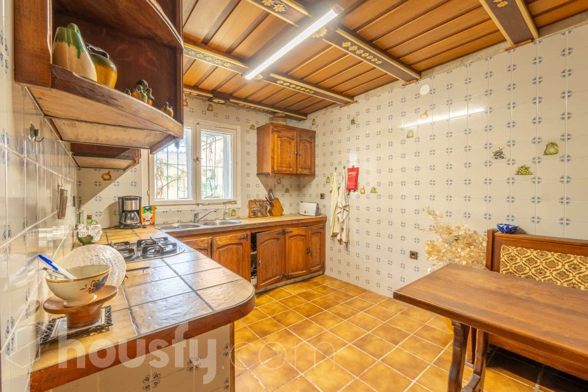 Housfy vende fabulosa🏡casa de pueblo en el centro de Torrelles de Foix. Si buscas un cambio de ritmo, esta vivienda en Torrelles de Foix es tu oportunidad para conectar con la naturaleza sin renunciar a la historia y la cultura de una de las zonas más auténticas de Cataluña para vivir un estilo de vida que combina la paz del Alt Penedès con una riqueza natural e histórica envidiable. Dispone de 120m2 útiles (verificados con la Dirección General de Catastro). Distribución de estancias -Salón-comedor -3 Dormitorios -1 Baño -Cocina equipada Características específicas -Trastero -Terraza -Patio -Chimenea -Lavadero - la vivienda dispone también de un sótano funcional para bodega, almacén etc. Zona y entorno Respecto a la ubicación, se sitúa en Torrelles de Foix, municipio de Barcelona. Esta propiedad se encuentra cerca de transporte público, colegios, supermercados y farmacias a 15 minutos de Vilafranca del Penedès y 50 minutos de Barcelona. . Aviso legal El precio de venta no incluye gastos de la compraventa como notaría, registro, impuestos, ni tampoco honorarios agencia. Esta publicación no es vinculante. Consulta siempre la nota simple con Housfy antes de formalizar la compraventa. Sobre nosotros Housfy es la plataforma integral de servicios inmobiliarios. Nuestra combinación de expertos y tecnología pone al alcance de todo el mundo servicios cómodos, claros y seguros. AICAT número: 7922. Nos encargamos de la gestión y asesoramiento de la compra. ¡Olvídate de todo! Hacemos los trámites por ti. Y, si además necesitas financiación, ponemos a tu disposición un bróker hipotecario para ayudarte a conseguir las mejores condiciones para tu perfil económico. ¿Quieres visitarla? Contacta con Housfy y agenda tu visita sin compromiso. Más información en: housfy.com-9