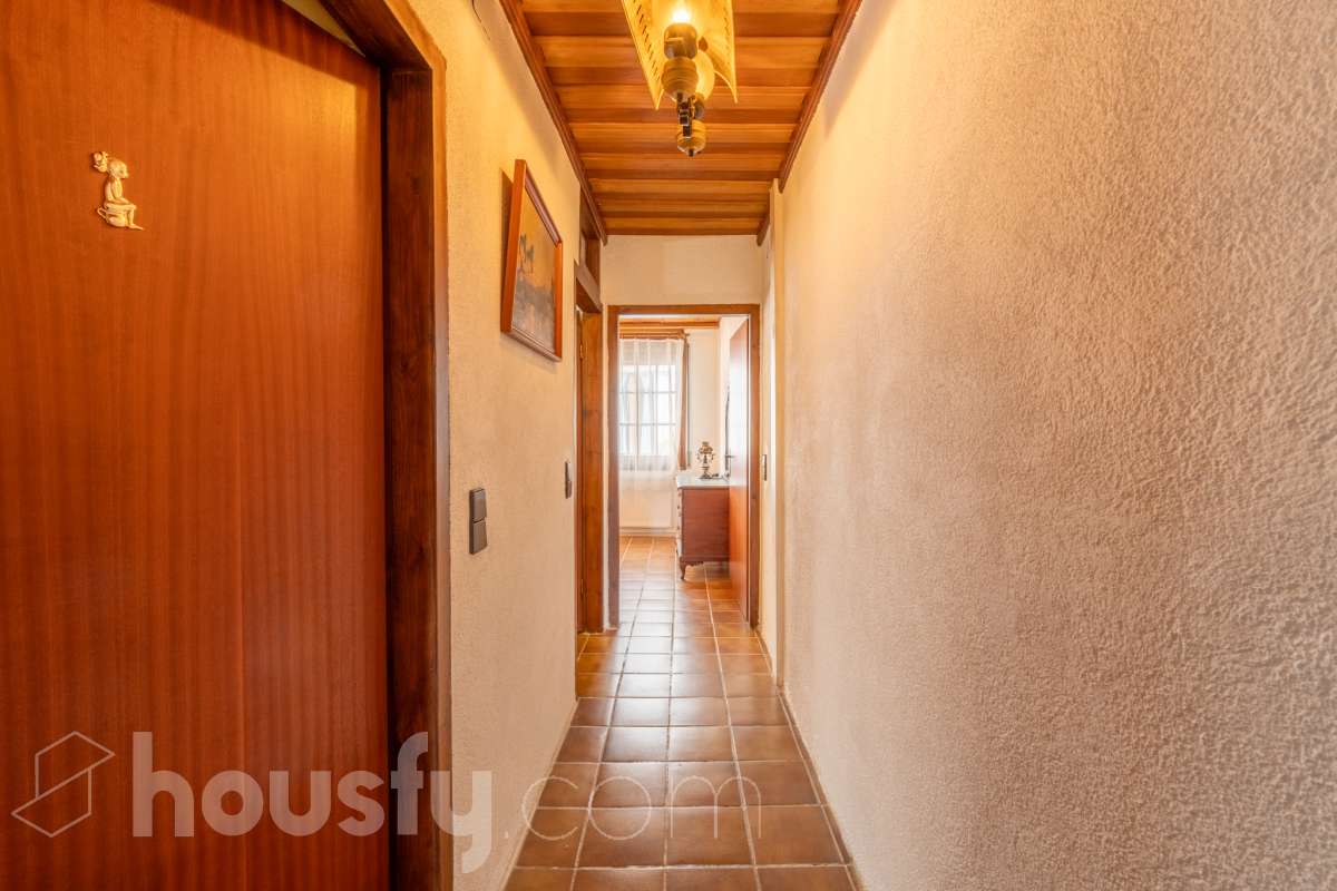 Housfy vende fabulosa🏡casa de pueblo en el centro de Torrelles de Foix. Si buscas un cambio de ritmo, esta vivienda en Torrelles de Foix es tu oportunidad para conectar con la naturaleza sin renunciar a la historia y la cultura de una de las zonas más auténticas de Cataluña para vivir un estilo de vida que combina la paz del Alt Penedès con una riqueza natural e histórica envidiable. Dispone de 120m2 útiles (verificados con la Dirección General de Catastro). Distribución de estancias -Salón-comedor -3 Dormitorios -1 Baño -Cocina equipada Características específicas -Trastero -Terraza -Patio -Chimenea -Lavadero - la vivienda dispone también de un sótano funcional para bodega, almacén etc. Zona y entorno Respecto a la ubicación, se sitúa en Torrelles de Foix, municipio de Barcelona. Esta propiedad se encuentra cerca de transporte público, colegios, supermercados y farmacias a 15 minutos de Vilafranca del Penedès y 50 minutos de Barcelona. . Aviso legal El precio de venta no incluye gastos de la compraventa como notaría, registro, impuestos, ni tampoco honorarios agencia. Esta publicación no es vinculante. Consulta siempre la nota simple con Housfy antes de formalizar la compraventa. Sobre nosotros Housfy es la plataforma integral de servicios inmobiliarios. Nuestra combinación de expertos y tecnología pone al alcance de todo el mundo servicios cómodos, claros y seguros. AICAT número: 7922. Nos encargamos de la gestión y asesoramiento de la compra. ¡Olvídate de todo! Hacemos los trámites por ti. Y, si además necesitas financiación, ponemos a tu disposición un bróker hipotecario para ayudarte a conseguir las mejores condiciones para tu perfil económico. ¿Quieres visitarla? Contacta con Housfy y agenda tu visita sin compromiso. Más información en: housfy.com-11