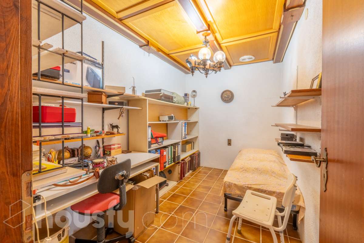 Housfy vende fabulosa🏡casa de pueblo en el centro de Torrelles de Foix. Si buscas un cambio de ritmo, esta vivienda en Torrelles de Foix es tu oportunidad para conectar con la naturaleza sin renunciar a la historia y la cultura de una de las zonas más auténticas de Cataluña para vivir un estilo de vida que combina la paz del Alt Penedès con una riqueza natural e histórica envidiable. Dispone de 120m2 útiles (verificados con la Dirección General de Catastro). Distribución de estancias -Salón-comedor -3 Dormitorios -1 Baño -Cocina equipada Características específicas -Trastero -Terraza -Patio -Chimenea -Lavadero - la vivienda dispone también de un sótano funcional para bodega, almacén etc. Zona y entorno Respecto a la ubicación, se sitúa en Torrelles de Foix, municipio de Barcelona. Esta propiedad se encuentra cerca de transporte público, colegios, supermercados y farmacias a 15 minutos de Vilafranca del Penedès y 50 minutos de Barcelona. . Aviso legal El precio de venta no incluye gastos de la compraventa como notaría, registro, impuestos, ni tampoco honorarios agencia. Esta publicación no es vinculante. Consulta siempre la nota simple con Housfy antes de formalizar la compraventa. Sobre nosotros Housfy es la plataforma integral de servicios inmobiliarios. Nuestra combinación de expertos y tecnología pone al alcance de todo el mundo servicios cómodos, claros y seguros. AICAT número: 7922. Nos encargamos de la gestión y asesoramiento de la compra. ¡Olvídate de todo! Hacemos los trámites por ti. Y, si además necesitas financiación, ponemos a tu disposición un bróker hipotecario para ayudarte a conseguir las mejores condiciones para tu perfil económico. ¿Quieres visitarla? Contacta con Housfy y agenda tu visita sin compromiso. Más información en: housfy.com-8