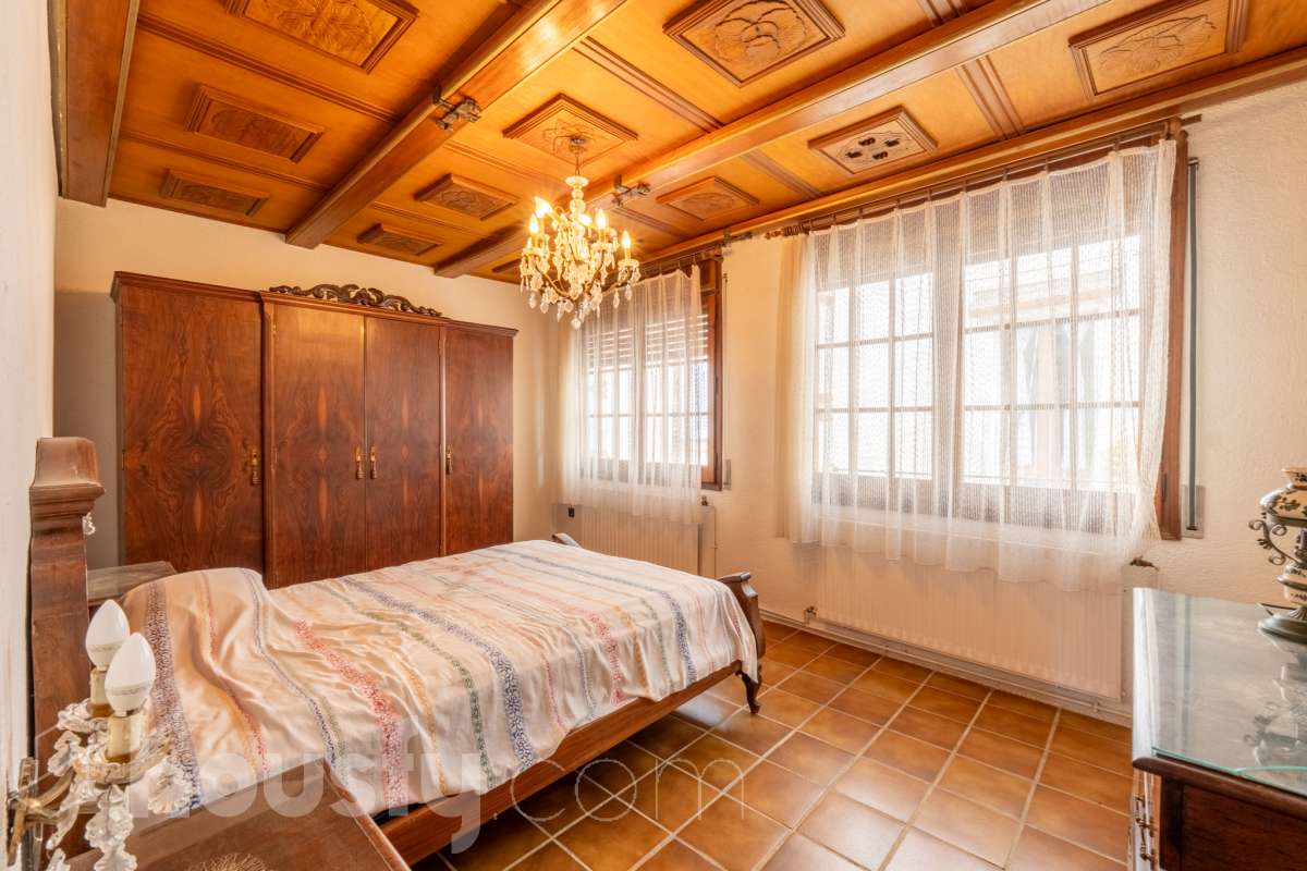 Housfy vende fabulosa🏡casa de pueblo en el centro de Torrelles de Foix. Si buscas un cambio de ritmo, esta vivienda en Torrelles de Foix es tu oportunidad para conectar con la naturaleza sin renunciar a la historia y la cultura de una de las zonas más auténticas de Cataluña para vivir un estilo de vida que combina la paz del Alt Penedès con una riqueza natural e histórica envidiable. Dispone de 120m2 útiles (verificados con la Dirección General de Catastro). Distribución de estancias -Salón-comedor -3 Dormitorios -1 Baño -Cocina equipada Características específicas -Trastero -Terraza -Patio -Chimenea -Lavadero - la vivienda dispone también de un sótano funcional para bodega, almacén etc. Zona y entorno Respecto a la ubicación, se sitúa en Torrelles de Foix, municipio de Barcelona. Esta propiedad se encuentra cerca de transporte público, colegios, supermercados y farmacias a 15 minutos de Vilafranca del Penedès y 50 minutos de Barcelona. . Aviso legal El precio de venta no incluye gastos de la compraventa como notaría, registro, impuestos, ni tampoco honorarios agencia. Esta publicación no es vinculante. Consulta siempre la nota simple con Housfy antes de formalizar la compraventa. Sobre nosotros Housfy es la plataforma integral de servicios inmobiliarios. Nuestra combinación de expertos y tecnología pone al alcance de todo el mundo servicios cómodos, claros y seguros. AICAT número: 7922. Nos encargamos de la gestión y asesoramiento de la compra. ¡Olvídate de todo! Hacemos los trámites por ti. Y, si además necesitas financiación, ponemos a tu disposición un bróker hipotecario para ayudarte a conseguir las mejores condiciones para tu perfil económico. ¿Quieres visitarla? Contacta con Housfy y agenda tu visita sin compromiso. Más información en: housfy.com-5