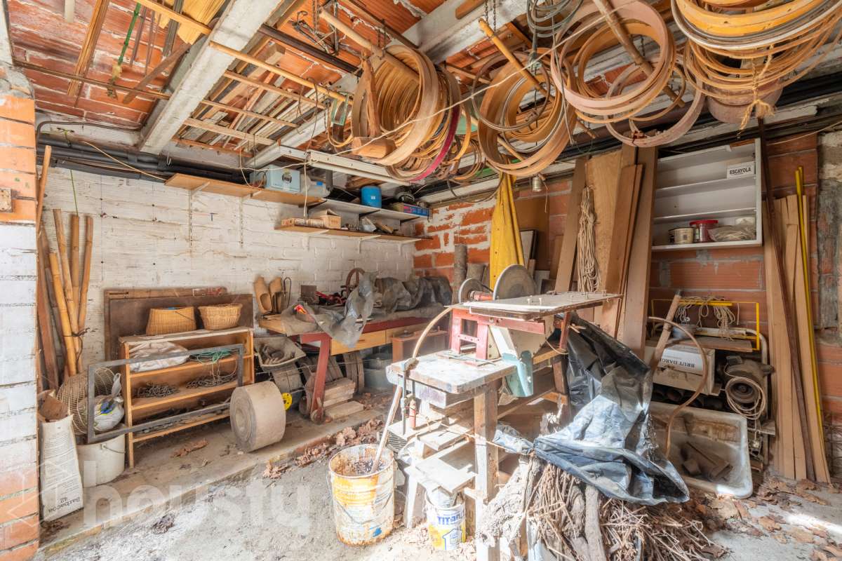 Housfy vende fabulosa🏡casa de pueblo en el centro de Torrelles de Foix. Si buscas un cambio de ritmo, esta vivienda en Torrelles de Foix es tu oportunidad para conectar con la naturaleza sin renunciar a la historia y la cultura de una de las zonas más auténticas de Cataluña para vivir un estilo de vida que combina la paz del Alt Penedès con una riqueza natural e histórica envidiable. Dispone de 120m2 útiles (verificados con la Dirección General de Catastro). Distribución de estancias -Salón-comedor -3 Dormitorios -1 Baño -Cocina equipada Características específicas -Trastero -Terraza -Patio -Chimenea -Lavadero - la vivienda dispone también de un sótano funcional para bodega, almacén etc. Zona y entorno Respecto a la ubicación, se sitúa en Torrelles de Foix, municipio de Barcelona. Esta propiedad se encuentra cerca de transporte público, colegios, supermercados y farmacias a 15 minutos de Vilafranca del Penedès y 50 minutos de Barcelona. . Aviso legal El precio de venta no incluye gastos de la compraventa como notaría, registro, impuestos, ni tampoco honorarios agencia. Esta publicación no es vinculante. Consulta siempre la nota simple con Housfy antes de formalizar la compraventa. Sobre nosotros Housfy es la plataforma integral de servicios inmobiliarios. Nuestra combinación de expertos y tecnología pone al alcance de todo el mundo servicios cómodos, claros y seguros. AICAT número: 7922. Nos encargamos de la gestión y asesoramiento de la compra. ¡Olvídate de todo! Hacemos los trámites por ti. Y, si además necesitas financiación, ponemos a tu disposición un bróker hipotecario para ayudarte a conseguir las mejores condiciones para tu perfil económico. ¿Quieres visitarla? Contacta con Housfy y agenda tu visita sin compromiso. Más información en: housfy.com-18