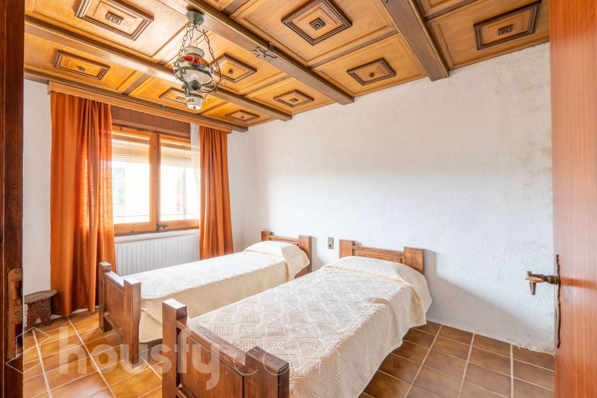 Housfy vende fabulosa🏡casa de pueblo en el centro de Torrelles de Foix. Si buscas un cambio de ritmo, esta vivienda en Torrelles de Foix es tu oportunidad para conectar con la naturaleza sin renunciar a la historia y la cultura de una de las zonas más auténticas de Cataluña para vivir un estilo de vida que combina la paz del Alt Penedès con una riqueza natural e histórica envidiable. Dispone de 120m2 útiles (verificados con la Dirección General de Catastro). Distribución de estancias -Salón-comedor -3 Dormitorios -1 Baño -Cocina equipada Características específicas -Trastero -Terraza -Patio -Chimenea -Lavadero - la vivienda dispone también de un sótano funcional para bodega, almacén etc. Zona y entorno Respecto a la ubicación, se sitúa en Torrelles de Foix, municipio de Barcelona. Esta propiedad se encuentra cerca de transporte público, colegios, supermercados y farmacias a 15 minutos de Vilafranca del Penedès y 50 minutos de Barcelona. . Aviso legal El precio de venta no incluye gastos de la compraventa como notaría, registro, impuestos, ni tampoco honorarios agencia. Esta publicación no es vinculante. Consulta siempre la nota simple con Housfy antes de formalizar la compraventa. Sobre nosotros Housfy es la plataforma integral de servicios inmobiliarios. Nuestra combinación de expertos y tecnología pone al alcance de todo el mundo servicios cómodos, claros y seguros. AICAT número: 7922. Nos encargamos de la gestión y asesoramiento de la compra. ¡Olvídate de todo! Hacemos los trámites por ti. Y, si además necesitas financiación, ponemos a tu disposición un bróker hipotecario para ayudarte a conseguir las mejores condiciones para tu perfil económico. ¿Quieres visitarla? Contacta con Housfy y agenda tu visita sin compromiso. Más información en: housfy.com-7