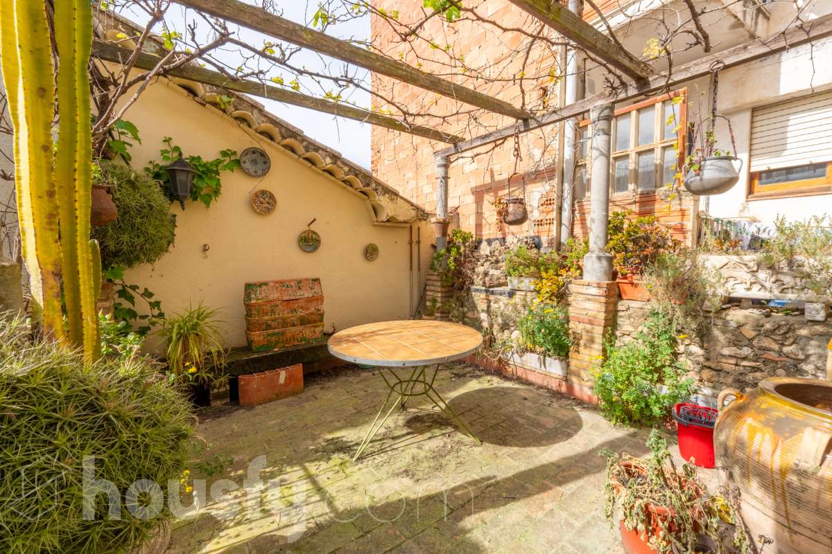 Housfy vende fabulosa🏡casa de pueblo en el centro de Torrelles de Foix. Si buscas un cambio de ritmo, esta vivienda en Torrelles de Foix es tu oportunidad para conectar con la naturaleza sin renunciar a la historia y la cultura de una de las zonas más auténticas de Cataluña para vivir un estilo de vida que combina la paz del Alt Penedès con una riqueza natural e histórica envidiable. Dispone de 120m2 útiles (verificados con la Dirección General de Catastro). Distribución de estancias -Salón-comedor -3 Dormitorios -1 Baño -Cocina equipada Características específicas -Trastero -Terraza -Patio -Chimenea -Lavadero - la vivienda dispone también de un sótano funcional para bodega, almacén etc. Zona y entorno Respecto a la ubicación, se sitúa en Torrelles de Foix, municipio de Barcelona. Esta propiedad se encuentra cerca de transporte público, colegios, supermercados y farmacias a 15 minutos de Vilafranca del Penedès y 50 minutos de Barcelona. . Aviso legal El precio de venta no incluye gastos de la compraventa como notaría, registro, impuestos, ni tampoco honorarios agencia. Esta publicación no es vinculante. Consulta siempre la nota simple con Housfy antes de formalizar la compraventa. Sobre nosotros Housfy es la plataforma integral de servicios inmobiliarios. Nuestra combinación de expertos y tecnología pone al alcance de todo el mundo servicios cómodos, claros y seguros. AICAT número: 7922. Nos encargamos de la gestión y asesoramiento de la compra. ¡Olvídate de todo! Hacemos los trámites por ti. Y, si además necesitas financiación, ponemos a tu disposición un bróker hipotecario para ayudarte a conseguir las mejores condiciones para tu perfil económico. ¿Quieres visitarla? Contacta con Housfy y agenda tu visita sin compromiso. Más información en: housfy.com-15