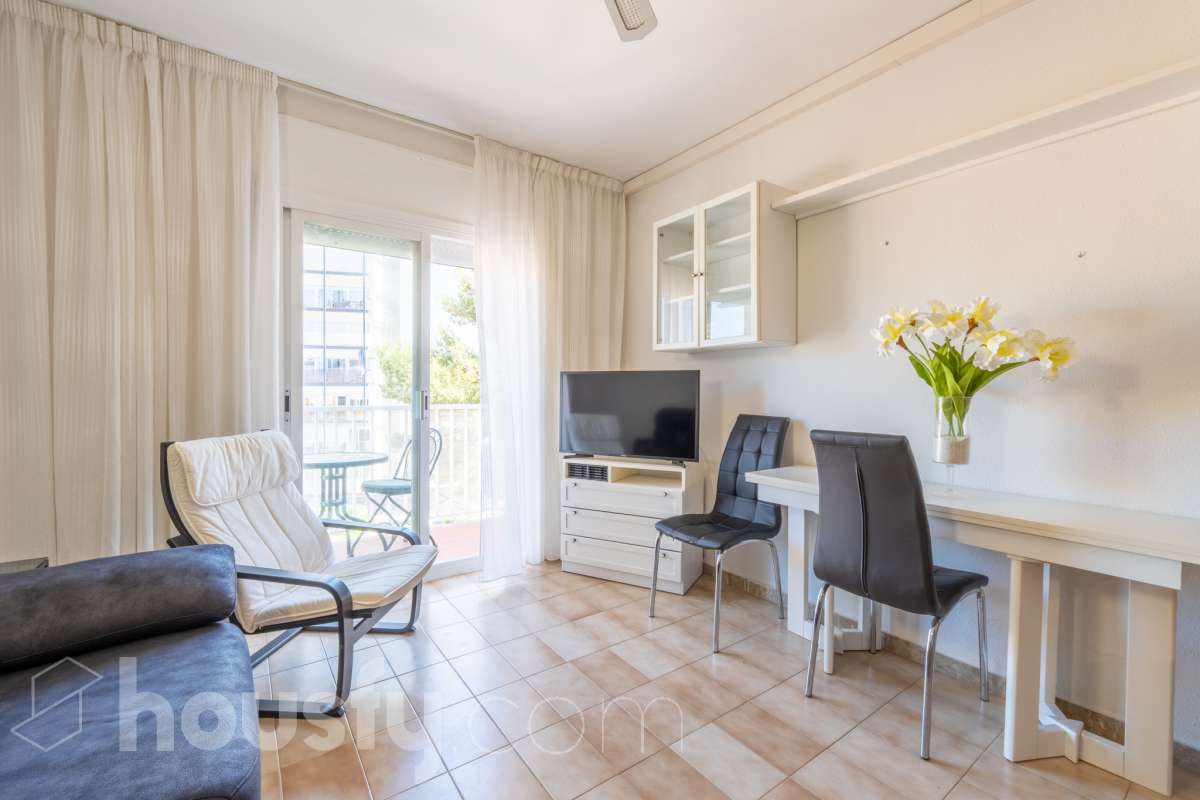 Housfy vende 🏡 sensacional piso ubicado en Sitges, el cuál consta de 32 m² útiles (verificados con la Dirección General de Catastro). Construido en el año 1968. El edificio fué reformado totalmente en 1981. Distribución de estancias -Salón-comedor -1 dormitorio -1 baño -Cocina equipada con electrodomésticos nuevos. Características específicas -Cédula de habitabilidad -Aire acondicionado -Terraza - Sin ascensor -Plaza de garaje (en otro edificio) no incluida en el precio. Zona y entorno Respecto a la ubicación, se sitúa en Sitges municipio de Barcelona. Esta propiedad se encuentra cerca de transporte público, colegios, supermercados y farmacias. A 5 minutos a pié del centro y de la playa. Aviso legal El precio de venta no incluye gastos de la compraventa como notaría, registro, impuestos, ni tampoco honorarios agencia. Esta publicación no es vinculante. Consulta siempre la nota simple con Housfy antes de formalizar la compraventa. Sobre nosotros Housfy es la plataforma integral de servicios inmobiliarios. Nuestra combinación de expertos y tecnología pone al alcance de todo el mundo servicios cómodos, claros y seguros. AICAT número: 7922. Nos encargamos de la gestión y asesoramiento de la compra. ¡Olvídate de todo! Hacemos los trámites por ti. Y, si además necesitas financiación, ponemos a tu disposición un bróker hipotecario para ayudarte a conseguir las mejores condiciones para tu perfil económico. ¿Quieres visitarla? Contacta con Housfy y agenda tu visita sin compromiso. Más información en: housfy.com-3