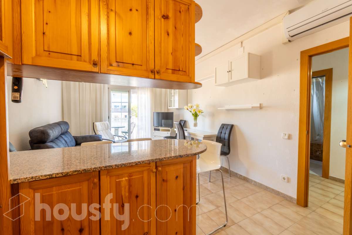 Housfy vende 🏡 sensacional piso ubicado en Sitges, el cuál consta de 32 m² útiles (verificados con la Dirección General de Catastro). Construido en el año 1968. El edificio fué reformado totalmente en 1981. Distribución de estancias -Salón-comedor -1 dormitorio -1 baño -Cocina equipada con electrodomésticos nuevos. Características específicas -Cédula de habitabilidad -Aire acondicionado -Terraza - Sin ascensor -Plaza de garaje (en otro edificio) no incluida en el precio. Zona y entorno Respecto a la ubicación, se sitúa en Sitges municipio de Barcelona. Esta propiedad se encuentra cerca de transporte público, colegios, supermercados y farmacias. A 5 minutos a pié del centro y de la playa. Aviso legal El precio de venta no incluye gastos de la compraventa como notaría, registro, impuestos, ni tampoco honorarios agencia. Esta publicación no es vinculante. Consulta siempre la nota simple con Housfy antes de formalizar la compraventa. Sobre nosotros Housfy es la plataforma integral de servicios inmobiliarios. Nuestra combinación de expertos y tecnología pone al alcance de todo el mundo servicios cómodos, claros y seguros. AICAT número: 7922. Nos encargamos de la gestión y asesoramiento de la compra. ¡Olvídate de todo! Hacemos los trámites por ti. Y, si además necesitas financiación, ponemos a tu disposición un bróker hipotecario para ayudarte a conseguir las mejores condiciones para tu perfil económico. ¿Quieres visitarla? Contacta con Housfy y agenda tu visita sin compromiso. Más información en: housfy.com-14
