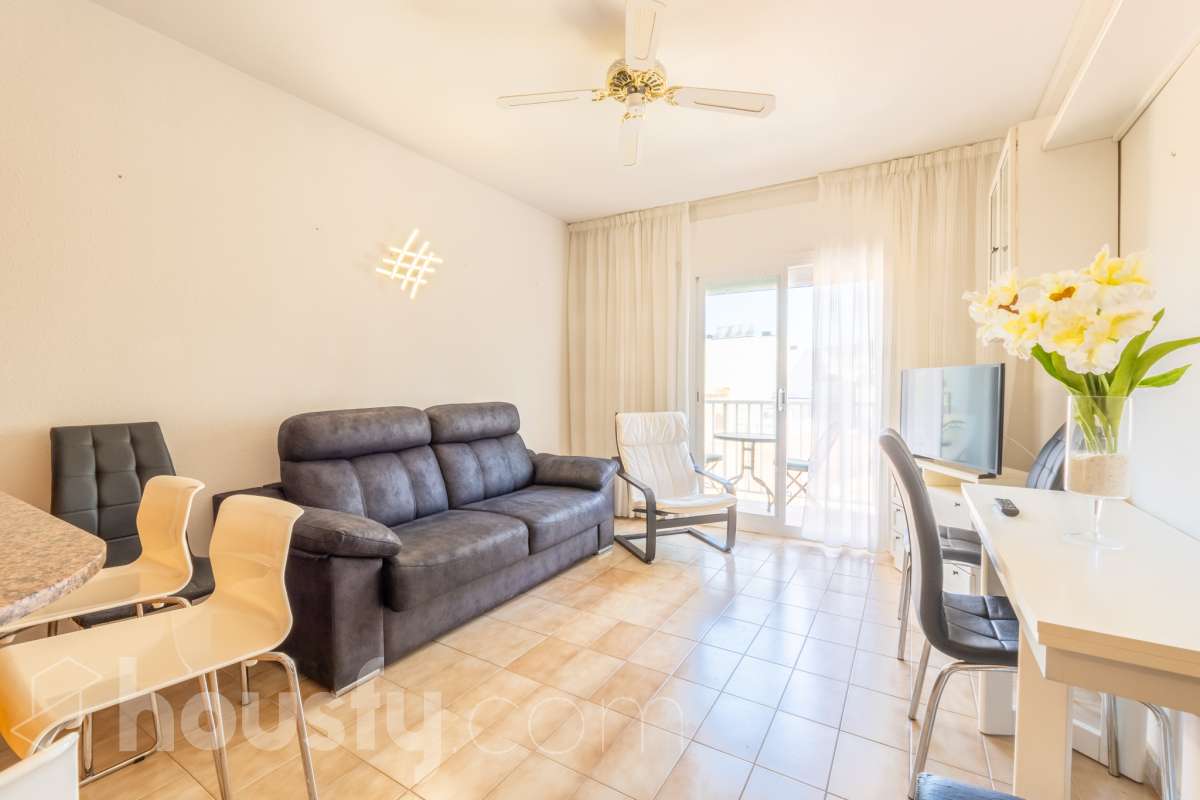 Housfy vende 🏡 sensacional piso ubicado en Sitges, el cuál consta de 32 m² útiles (verificados con la Dirección General de Catastro). Construido en el año 1968. El edificio fué reformado totalmente en 1981. Distribución de estancias -Salón-comedor -1 dormitorio -1 baño -Cocina equipada con electrodomésticos nuevos. Características específicas -Cédula de habitabilidad -Aire acondicionado -Terraza - Sin ascensor -Plaza de garaje (en otro edificio) no incluida en el precio. Zona y entorno Respecto a la ubicación, se sitúa en Sitges municipio de Barcelona. Esta propiedad se encuentra cerca de transporte público, colegios, supermercados y farmacias. A 5 minutos a pié del centro y de la playa. Aviso legal El precio de venta no incluye gastos de la compraventa como notaría, registro, impuestos, ni tampoco honorarios agencia. Esta publicación no es vinculante. Consulta siempre la nota simple con Housfy antes de formalizar la compraventa. Sobre nosotros Housfy es la plataforma integral de servicios inmobiliarios. Nuestra combinación de expertos y tecnología pone al alcance de todo el mundo servicios cómodos, claros y seguros. AICAT número: 7922. Nos encargamos de la gestión y asesoramiento de la compra. ¡Olvídate de todo! Hacemos los trámites por ti. Y, si además necesitas financiación, ponemos a tu disposición un bróker hipotecario para ayudarte a conseguir las mejores condiciones para tu perfil económico. ¿Quieres visitarla? Contacta con Housfy y agenda tu visita sin compromiso. Más información en: housfy.com-5