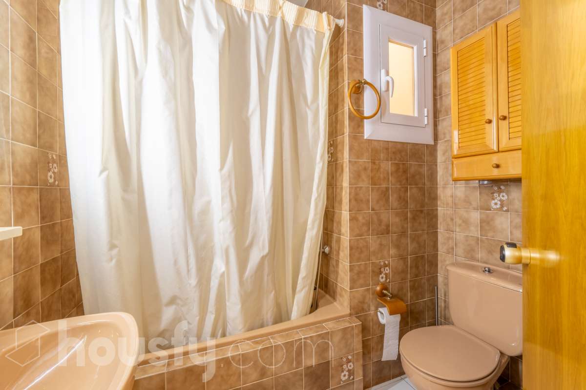 Housfy vende 🏡 sensacional piso ubicado en Sitges, el cuál consta de 32 m² útiles (verificados con la Dirección General de Catastro). Construido en el año 1968. El edificio fué reformado totalmente en 1981. Distribución de estancias -Salón-comedor -1 dormitorio -1 baño -Cocina equipada con electrodomésticos nuevos. Características específicas -Cédula de habitabilidad -Aire acondicionado -Terraza - Sin ascensor -Plaza de garaje (en otro edificio) no incluida en el precio. Zona y entorno Respecto a la ubicación, se sitúa en Sitges municipio de Barcelona. Esta propiedad se encuentra cerca de transporte público, colegios, supermercados y farmacias. A 5 minutos a pié del centro y de la playa. Aviso legal El precio de venta no incluye gastos de la compraventa como notaría, registro, impuestos, ni tampoco honorarios agencia. Esta publicación no es vinculante. Consulta siempre la nota simple con Housfy antes de formalizar la compraventa. Sobre nosotros Housfy es la plataforma integral de servicios inmobiliarios. Nuestra combinación de expertos y tecnología pone al alcance de todo el mundo servicios cómodos, claros y seguros. AICAT número: 7922. Nos encargamos de la gestión y asesoramiento de la compra. ¡Olvídate de todo! Hacemos los trámites por ti. Y, si además necesitas financiación, ponemos a tu disposición un bróker hipotecario para ayudarte a conseguir las mejores condiciones para tu perfil económico. ¿Quieres visitarla? Contacta con Housfy y agenda tu visita sin compromiso. Más información en: housfy.com-17