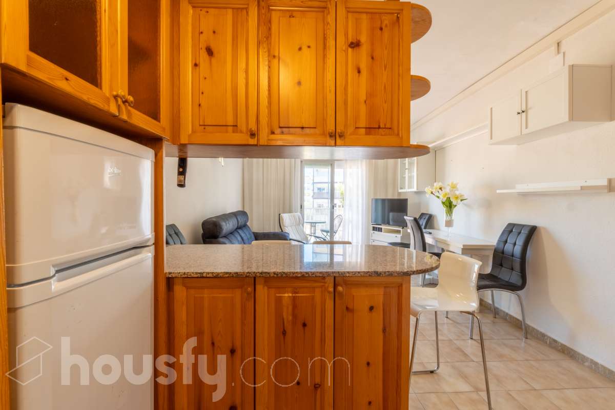 Housfy vende 🏡 sensacional piso ubicado en Sitges, el cuál consta de 32 m² útiles (verificados con la Dirección General de Catastro). Construido en el año 1968. El edificio fué reformado totalmente en 1981. Distribución de estancias -Salón-comedor -1 dormitorio -1 baño -Cocina equipada con electrodomésticos nuevos. Características específicas -Cédula de habitabilidad -Aire acondicionado -Terraza - Sin ascensor -Plaza de garaje (en otro edificio) no incluida en el precio. Zona y entorno Respecto a la ubicación, se sitúa en Sitges municipio de Barcelona. Esta propiedad se encuentra cerca de transporte público, colegios, supermercados y farmacias. A 5 minutos a pié del centro y de la playa. Aviso legal El precio de venta no incluye gastos de la compraventa como notaría, registro, impuestos, ni tampoco honorarios agencia. Esta publicación no es vinculante. Consulta siempre la nota simple con Housfy antes de formalizar la compraventa. Sobre nosotros Housfy es la plataforma integral de servicios inmobiliarios. Nuestra combinación de expertos y tecnología pone al alcance de todo el mundo servicios cómodos, claros y seguros. AICAT número: 7922. Nos encargamos de la gestión y asesoramiento de la compra. ¡Olvídate de todo! Hacemos los trámites por ti. Y, si además necesitas financiación, ponemos a tu disposición un bróker hipotecario para ayudarte a conseguir las mejores condiciones para tu perfil económico. ¿Quieres visitarla? Contacta con Housfy y agenda tu visita sin compromiso. Más información en: housfy.com-15
