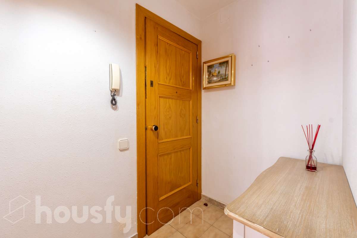 Housfy vende 🏡 sensacional piso ubicado en Sitges, el cuál consta de 32 m² útiles (verificados con la Dirección General de Catastro). Construido en el año 1968. El edificio fué reformado totalmente en 1981. Distribución de estancias -Salón-comedor -1 dormitorio -1 baño -Cocina equipada con electrodomésticos nuevos. Características específicas -Cédula de habitabilidad -Aire acondicionado -Terraza - Sin ascensor -Plaza de garaje (en otro edificio) no incluida en el precio. Zona y entorno Respecto a la ubicación, se sitúa en Sitges municipio de Barcelona. Esta propiedad se encuentra cerca de transporte público, colegios, supermercados y farmacias. A 5 minutos a pié del centro y de la playa. Aviso legal El precio de venta no incluye gastos de la compraventa como notaría, registro, impuestos, ni tampoco honorarios agencia. Esta publicación no es vinculante. Consulta siempre la nota simple con Housfy antes de formalizar la compraventa. Sobre nosotros Housfy es la plataforma integral de servicios inmobiliarios. Nuestra combinación de expertos y tecnología pone al alcance de todo el mundo servicios cómodos, claros y seguros. AICAT número: 7922. Nos encargamos de la gestión y asesoramiento de la compra. ¡Olvídate de todo! Hacemos los trámites por ti. Y, si además necesitas financiación, ponemos a tu disposición un bróker hipotecario para ayudarte a conseguir las mejores condiciones para tu perfil económico. ¿Quieres visitarla? Contacta con Housfy y agenda tu visita sin compromiso. Más información en: housfy.com-21