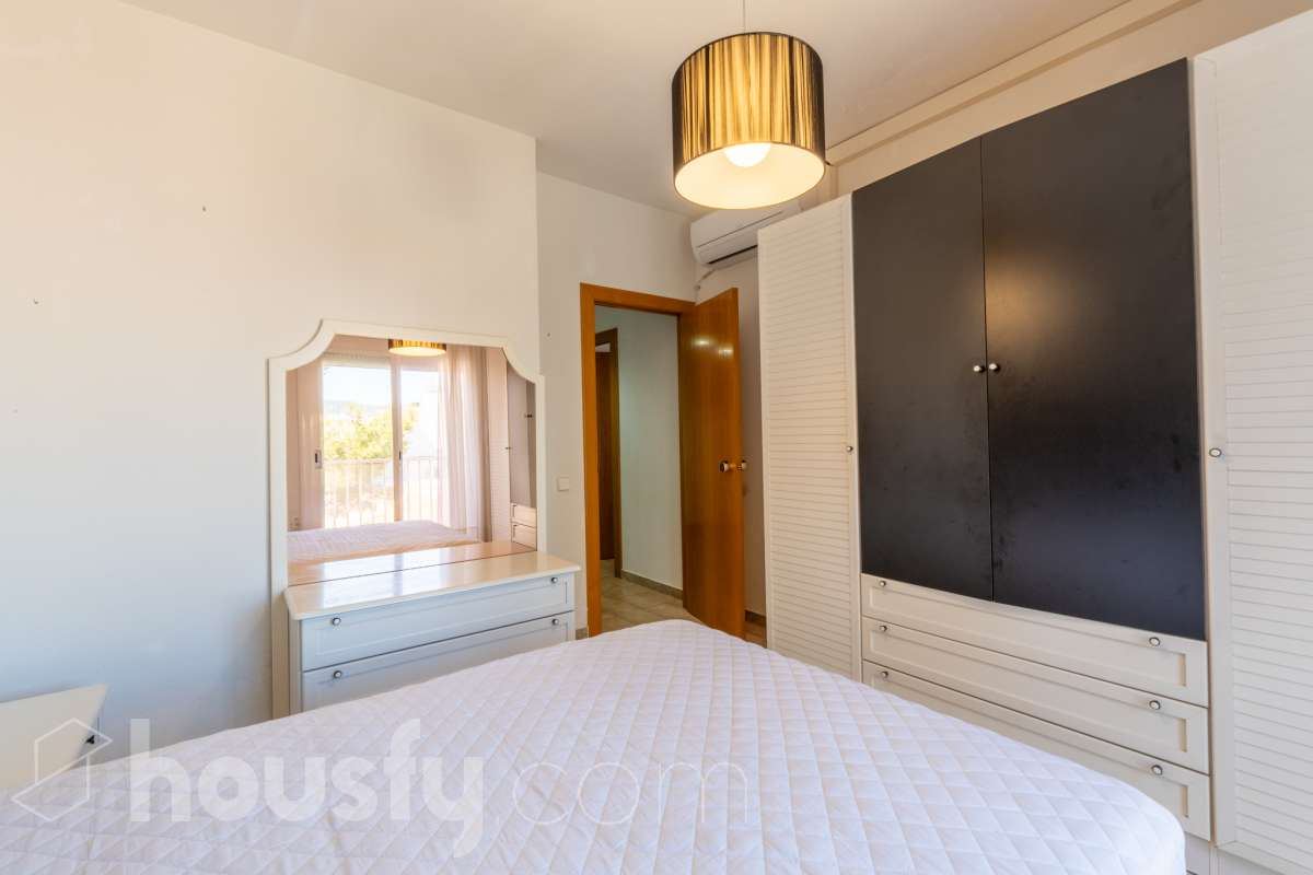 Housfy vende 🏡 sensacional piso ubicado en Sitges, el cuál consta de 32 m² útiles (verificados con la Dirección General de Catastro). Construido en el año 1968. El edificio fué reformado totalmente en 1981. Distribución de estancias -Salón-comedor -1 dormitorio -1 baño -Cocina equipada con electrodomésticos nuevos. Características específicas -Cédula de habitabilidad -Aire acondicionado -Terraza - Sin ascensor -Plaza de garaje (en otro edificio) no incluida en el precio. Zona y entorno Respecto a la ubicación, se sitúa en Sitges municipio de Barcelona. Esta propiedad se encuentra cerca de transporte público, colegios, supermercados y farmacias. A 5 minutos a pié del centro y de la playa. Aviso legal El precio de venta no incluye gastos de la compraventa como notaría, registro, impuestos, ni tampoco honorarios agencia. Esta publicación no es vinculante. Consulta siempre la nota simple con Housfy antes de formalizar la compraventa. Sobre nosotros Housfy es la plataforma integral de servicios inmobiliarios. Nuestra combinación de expertos y tecnología pone al alcance de todo el mundo servicios cómodos, claros y seguros. AICAT número: 7922. Nos encargamos de la gestión y asesoramiento de la compra. ¡Olvídate de todo! Hacemos los trámites por ti. Y, si además necesitas financiación, ponemos a tu disposición un bróker hipotecario para ayudarte a conseguir las mejores condiciones para tu perfil económico. ¿Quieres visitarla? Contacta con Housfy y agenda tu visita sin compromiso. Más información en: housfy.com-10