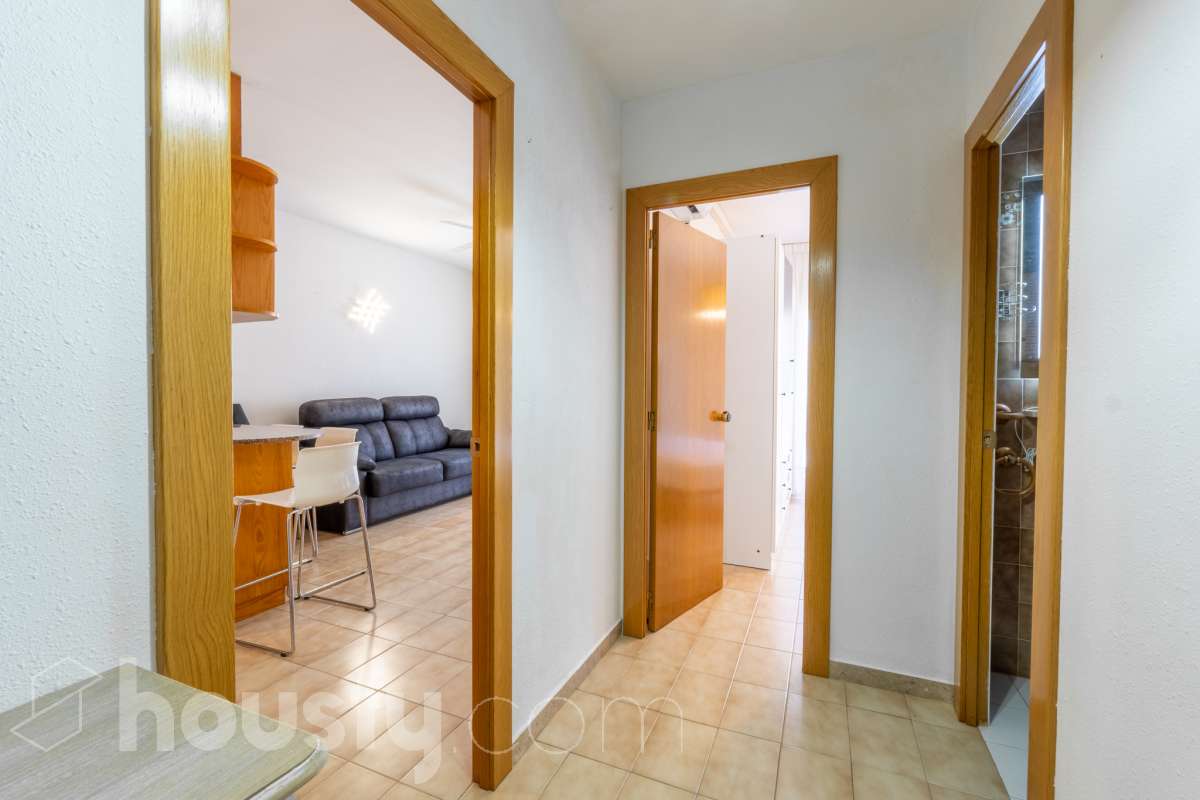 Housfy vende 🏡 sensacional piso ubicado en Sitges, el cuál consta de 32 m² útiles (verificados con la Dirección General de Catastro). Construido en el año 1968. El edificio fué reformado totalmente en 1981. Distribución de estancias -Salón-comedor -1 dormitorio -1 baño -Cocina equipada con electrodomésticos nuevos. Características específicas -Cédula de habitabilidad -Aire acondicionado -Terraza - Sin ascensor -Plaza de garaje (en otro edificio) no incluida en el precio. Zona y entorno Respecto a la ubicación, se sitúa en Sitges municipio de Barcelona. Esta propiedad se encuentra cerca de transporte público, colegios, supermercados y farmacias. A 5 minutos a pié del centro y de la playa. Aviso legal El precio de venta no incluye gastos de la compraventa como notaría, registro, impuestos, ni tampoco honorarios agencia. Esta publicación no es vinculante. Consulta siempre la nota simple con Housfy antes de formalizar la compraventa. Sobre nosotros Housfy es la plataforma integral de servicios inmobiliarios. Nuestra combinación de expertos y tecnología pone al alcance de todo el mundo servicios cómodos, claros y seguros. AICAT número: 7922. Nos encargamos de la gestión y asesoramiento de la compra. ¡Olvídate de todo! Hacemos los trámites por ti. Y, si además necesitas financiación, ponemos a tu disposición un bróker hipotecario para ayudarte a conseguir las mejores condiciones para tu perfil económico. ¿Quieres visitarla? Contacta con Housfy y agenda tu visita sin compromiso. Más información en: housfy.com-18