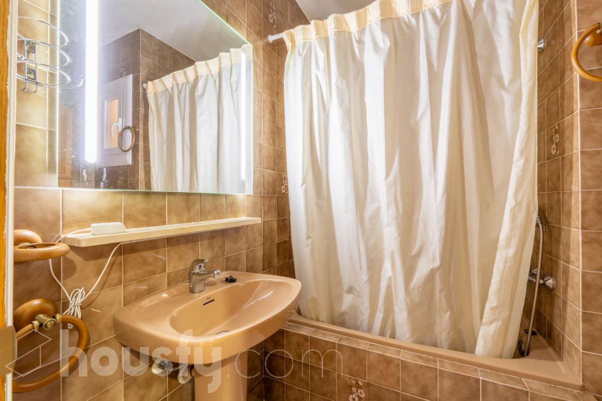 Housfy vende 🏡 sensacional piso ubicado en Sitges, el cuál consta de 32 m² útiles (verificados con la Dirección General de Catastro). Construido en el año 1968. El edificio fué reformado totalmente en 1981. Distribución de estancias -Salón-comedor -1 dormitorio -1 baño -Cocina equipada con electrodomésticos nuevos. Características específicas -Cédula de habitabilidad -Aire acondicionado -Terraza - Sin ascensor -Plaza de garaje (en otro edificio) no incluida en el precio. Zona y entorno Respecto a la ubicación, se sitúa en Sitges municipio de Barcelona. Esta propiedad se encuentra cerca de transporte público, colegios, supermercados y farmacias. A 5 minutos a pié del centro y de la playa. Aviso legal El precio de venta no incluye gastos de la compraventa como notaría, registro, impuestos, ni tampoco honorarios agencia. Esta publicación no es vinculante. Consulta siempre la nota simple con Housfy antes de formalizar la compraventa. Sobre nosotros Housfy es la plataforma integral de servicios inmobiliarios. Nuestra combinación de expertos y tecnología pone al alcance de todo el mundo servicios cómodos, claros y seguros. AICAT número: 7922. Nos encargamos de la gestión y asesoramiento de la compra. ¡Olvídate de todo! Hacemos los trámites por ti. Y, si además necesitas financiación, ponemos a tu disposición un bróker hipotecario para ayudarte a conseguir las mejores condiciones para tu perfil económico. ¿Quieres visitarla? Contacta con Housfy y agenda tu visita sin compromiso. Más información en: housfy.com-16