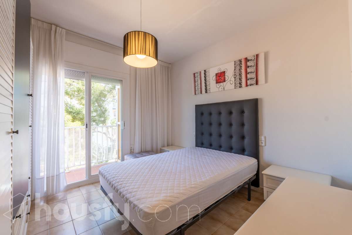 Housfy vende 🏡 sensacional piso ubicado en Sitges, el cuál consta de 32 m² útiles (verificados con la Dirección General de Catastro). Construido en el año 1968. El edificio fué reformado totalmente en 1981. Distribución de estancias -Salón-comedor -1 dormitorio -1 baño -Cocina equipada con electrodomésticos nuevos. Características específicas -Cédula de habitabilidad -Aire acondicionado -Terraza - Sin ascensor -Plaza de garaje (en otro edificio) no incluida en el precio. Zona y entorno Respecto a la ubicación, se sitúa en Sitges municipio de Barcelona. Esta propiedad se encuentra cerca de transporte público, colegios, supermercados y farmacias. A 5 minutos a pié del centro y de la playa. Aviso legal El precio de venta no incluye gastos de la compraventa como notaría, registro, impuestos, ni tampoco honorarios agencia. Esta publicación no es vinculante. Consulta siempre la nota simple con Housfy antes de formalizar la compraventa. Sobre nosotros Housfy es la plataforma integral de servicios inmobiliarios. Nuestra combinación de expertos y tecnología pone al alcance de todo el mundo servicios cómodos, claros y seguros. AICAT número: 7922. Nos encargamos de la gestión y asesoramiento de la compra. ¡Olvídate de todo! Hacemos los trámites por ti. Y, si además necesitas financiación, ponemos a tu disposición un bróker hipotecario para ayudarte a conseguir las mejores condiciones para tu perfil económico. ¿Quieres visitarla? Contacta con Housfy y agenda tu visita sin compromiso. Más información en: housfy.com-8