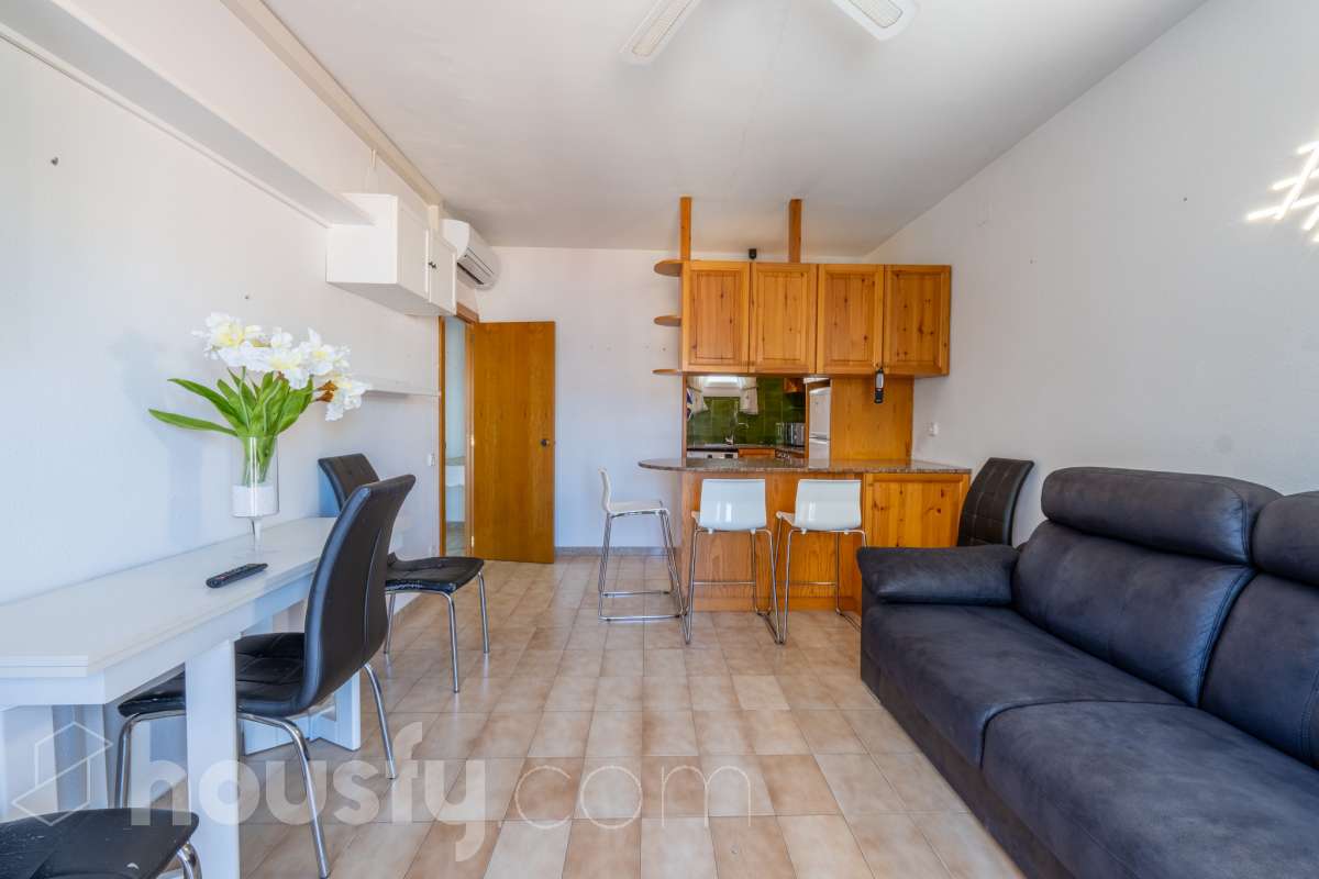 Housfy vende 🏡 sensacional piso ubicado en Sitges, el cuál consta de 32 m² útiles (verificados con la Dirección General de Catastro). Construido en el año 1968. El edificio fué reformado totalmente en 1981. Distribución de estancias -Salón-comedor -1 dormitorio -1 baño -Cocina equipada con electrodomésticos nuevos. Características específicas -Cédula de habitabilidad -Aire acondicionado -Terraza - Sin ascensor -Plaza de garaje (en otro edificio) no incluida en el precio. Zona y entorno Respecto a la ubicación, se sitúa en Sitges municipio de Barcelona. Esta propiedad se encuentra cerca de transporte público, colegios, supermercados y farmacias. A 5 minutos a pié del centro y de la playa. Aviso legal El precio de venta no incluye gastos de la compraventa como notaría, registro, impuestos, ni tampoco honorarios agencia. Esta publicación no es vinculante. Consulta siempre la nota simple con Housfy antes de formalizar la compraventa. Sobre nosotros Housfy es la plataforma integral de servicios inmobiliarios. Nuestra combinación de expertos y tecnología pone al alcance de todo el mundo servicios cómodos, claros y seguros. AICAT número: 7922. Nos encargamos de la gestión y asesoramiento de la compra. ¡Olvídate de todo! Hacemos los trámites por ti. Y, si además necesitas financiación, ponemos a tu disposición un bróker hipotecario para ayudarte a conseguir las mejores condiciones para tu perfil económico. ¿Quieres visitarla? Contacta con Housfy y agenda tu visita sin compromiso. Más información en: housfy.com-7