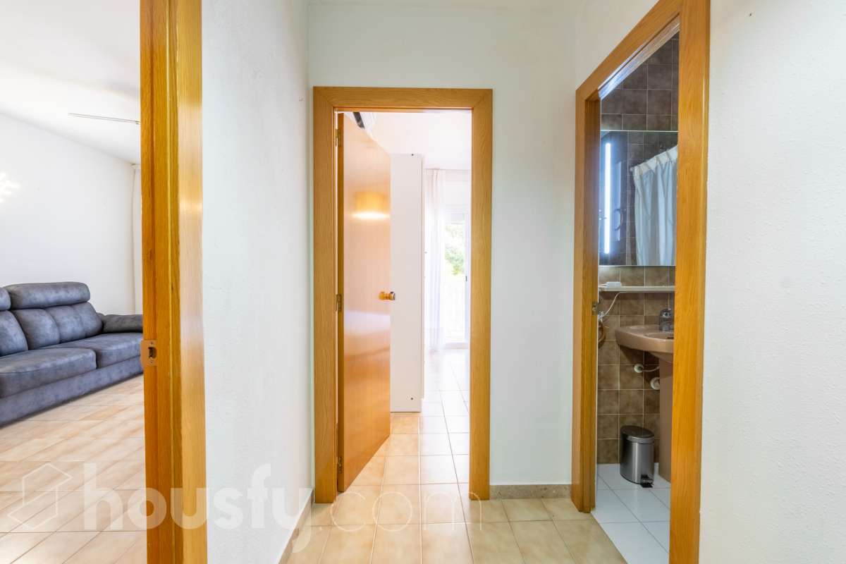 Housfy vende 🏡 sensacional piso ubicado en Sitges, el cuál consta de 32 m² útiles (verificados con la Dirección General de Catastro). Construido en el año 1968. El edificio fué reformado totalmente en 1981. Distribución de estancias -Salón-comedor -1 dormitorio -1 baño -Cocina equipada con electrodomésticos nuevos. Características específicas -Cédula de habitabilidad -Aire acondicionado -Terraza - Sin ascensor -Plaza de garaje (en otro edificio) no incluida en el precio. Zona y entorno Respecto a la ubicación, se sitúa en Sitges municipio de Barcelona. Esta propiedad se encuentra cerca de transporte público, colegios, supermercados y farmacias. A 5 minutos a pié del centro y de la playa. Aviso legal El precio de venta no incluye gastos de la compraventa como notaría, registro, impuestos, ni tampoco honorarios agencia. Esta publicación no es vinculante. Consulta siempre la nota simple con Housfy antes de formalizar la compraventa. Sobre nosotros Housfy es la plataforma integral de servicios inmobiliarios. Nuestra combinación de expertos y tecnología pone al alcance de todo el mundo servicios cómodos, claros y seguros. AICAT número: 7922. Nos encargamos de la gestión y asesoramiento de la compra. ¡Olvídate de todo! Hacemos los trámites por ti. Y, si además necesitas financiación, ponemos a tu disposición un bróker hipotecario para ayudarte a conseguir las mejores condiciones para tu perfil económico. ¿Quieres visitarla? Contacta con Housfy y agenda tu visita sin compromiso. Más información en: housfy.com-19