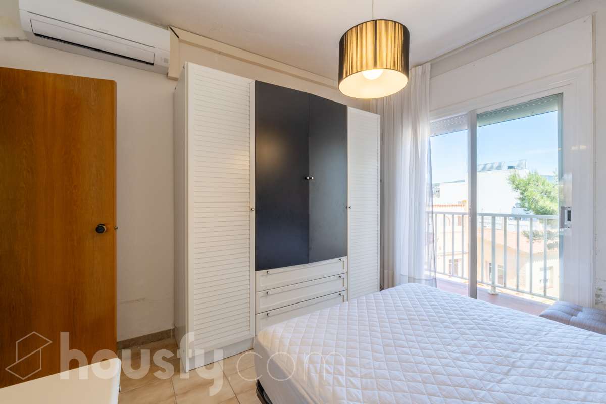 Housfy vende 🏡 sensacional piso ubicado en Sitges, el cuál consta de 32 m² útiles (verificados con la Dirección General de Catastro). Construido en el año 1968. El edificio fué reformado totalmente en 1981. Distribución de estancias -Salón-comedor -1 dormitorio -1 baño -Cocina equipada con electrodomésticos nuevos. Características específicas -Cédula de habitabilidad -Aire acondicionado -Terraza - Sin ascensor -Plaza de garaje (en otro edificio) no incluida en el precio. Zona y entorno Respecto a la ubicación, se sitúa en Sitges municipio de Barcelona. Esta propiedad se encuentra cerca de transporte público, colegios, supermercados y farmacias. A 5 minutos a pié del centro y de la playa. Aviso legal El precio de venta no incluye gastos de la compraventa como notaría, registro, impuestos, ni tampoco honorarios agencia. Esta publicación no es vinculante. Consulta siempre la nota simple con Housfy antes de formalizar la compraventa. Sobre nosotros Housfy es la plataforma integral de servicios inmobiliarios. Nuestra combinación de expertos y tecnología pone al alcance de todo el mundo servicios cómodos, claros y seguros. AICAT número: 7922. Nos encargamos de la gestión y asesoramiento de la compra. ¡Olvídate de todo! Hacemos los trámites por ti. Y, si además necesitas financiación, ponemos a tu disposición un bróker hipotecario para ayudarte a conseguir las mejores condiciones para tu perfil económico. ¿Quieres visitarla? Contacta con Housfy y agenda tu visita sin compromiso. Más información en: housfy.com-9