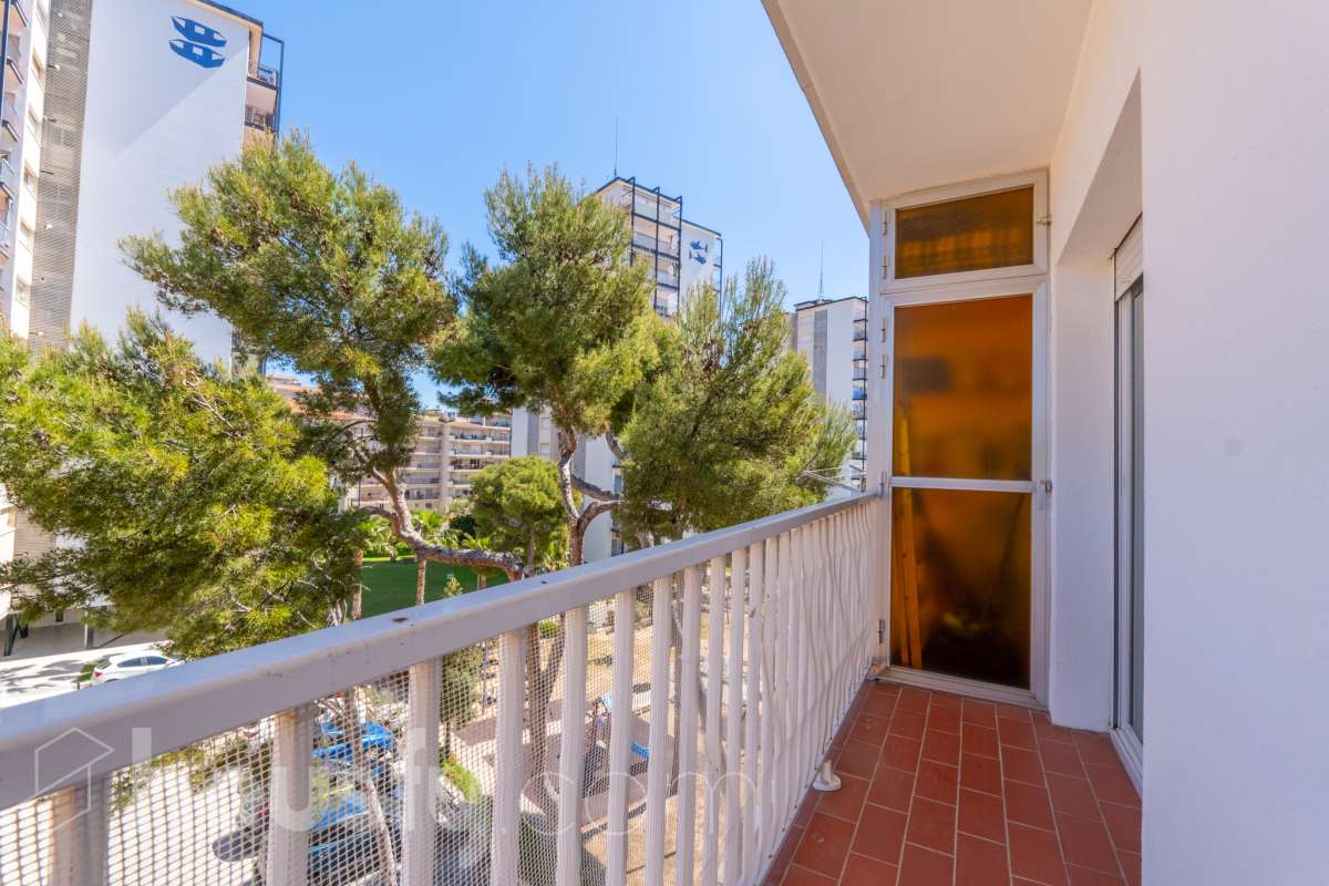 Housfy vende 🏡 sensacional piso ubicado en Sitges, el cuál consta de 32 m² útiles (verificados con la Dirección General de Catastro). Construido en el año 1968. El edificio fué reformado totalmente en 1981. Distribución de estancias -Salón-comedor -1 dormitorio -1 baño -Cocina equipada con electrodomésticos nuevos. Características específicas -Cédula de habitabilidad -Aire acondicionado -Terraza - Sin ascensor -Plaza de garaje (en otro edificio) no incluida en el precio. Zona y entorno Respecto a la ubicación, se sitúa en Sitges municipio de Barcelona. Esta propiedad se encuentra cerca de transporte público, colegios, supermercados y farmacias. A 5 minutos a pié del centro y de la playa. Aviso legal El precio de venta no incluye gastos de la compraventa como notaría, registro, impuestos, ni tampoco honorarios agencia. Esta publicación no es vinculante. Consulta siempre la nota simple con Housfy antes de formalizar la compraventa. Sobre nosotros Housfy es la plataforma integral de servicios inmobiliarios. Nuestra combinación de expertos y tecnología pone al alcance de todo el mundo servicios cómodos, claros y seguros. AICAT número: 7922. Nos encargamos de la gestión y asesoramiento de la compra. ¡Olvídate de todo! Hacemos los trámites por ti. Y, si además necesitas financiación, ponemos a tu disposición un bróker hipotecario para ayudarte a conseguir las mejores condiciones para tu perfil económico. ¿Quieres visitarla? Contacta con Housfy y agenda tu visita sin compromiso. Más información en: housfy.com-4