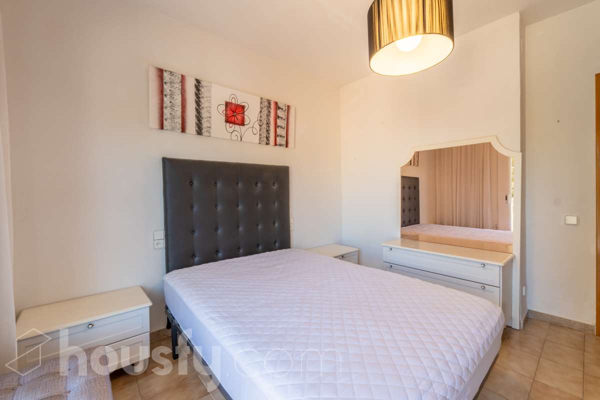 Housfy vende 🏡 sensacional piso ubicado en Sitges, el cuál consta de 32 m² útiles (verificados con la Dirección General de Catastro). Construido en el año 1968. El edificio fué reformado totalmente en 1981. Distribución de estancias -Salón-comedor -1 dormitorio -1 baño -Cocina equipada con electrodomésticos nuevos. Características específicas -Cédula de habitabilidad -Aire acondicionado -Terraza - Sin ascensor -Plaza de garaje (en otro edificio) no incluida en el precio. Zona y entorno Respecto a la ubicación, se sitúa en Sitges municipio de Barcelona. Esta propiedad se encuentra cerca de transporte público, colegios, supermercados y farmacias. A 5 minutos a pié del centro y de la playa. Aviso legal El precio de venta no incluye gastos de la compraventa como notaría, registro, impuestos, ni tampoco honorarios agencia. Esta publicación no es vinculante. Consulta siempre la nota simple con Housfy antes de formalizar la compraventa. Sobre nosotros Housfy es la plataforma integral de servicios inmobiliarios. Nuestra combinación de expertos y tecnología pone al alcance de todo el mundo servicios cómodos, claros y seguros. AICAT número: 7922. Nos encargamos de la gestión y asesoramiento de la compra. ¡Olvídate de todo! Hacemos los trámites por ti. Y, si además necesitas financiación, ponemos a tu disposición un bróker hipotecario para ayudarte a conseguir las mejores condiciones para tu perfil económico. ¿Quieres visitarla? Contacta con Housfy y agenda tu visita sin compromiso. Más información en: housfy.com-11