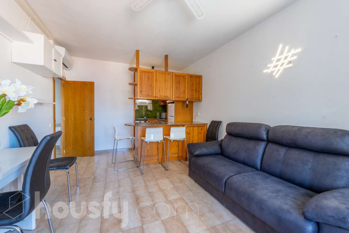 Housfy vende 🏡 sensacional piso ubicado en Sitges, el cuál consta de 32 m² útiles (verificados con la Dirección General de Catastro). Construido en el año 1968. El edificio fué reformado totalmente en 1981. Distribución de estancias -Salón-comedor -1 dormitorio -1 baño -Cocina equipada con electrodomésticos nuevos. Características específicas -Cédula de habitabilidad -Aire acondicionado -Terraza - Sin ascensor -Plaza de garaje (en otro edificio) no incluida en el precio. Zona y entorno Respecto a la ubicación, se sitúa en Sitges municipio de Barcelona. Esta propiedad se encuentra cerca de transporte público, colegios, supermercados y farmacias. A 5 minutos a pié del centro y de la playa. Aviso legal El precio de venta no incluye gastos de la compraventa como notaría, registro, impuestos, ni tampoco honorarios agencia. Esta publicación no es vinculante. Consulta siempre la nota simple con Housfy antes de formalizar la compraventa. Sobre nosotros Housfy es la plataforma integral de servicios inmobiliarios. Nuestra combinación de expertos y tecnología pone al alcance de todo el mundo servicios cómodos, claros y seguros. AICAT número: 7922. Nos encargamos de la gestión y asesoramiento de la compra. ¡Olvídate de todo! Hacemos los trámites por ti. Y, si además necesitas financiación, ponemos a tu disposición un bróker hipotecario para ayudarte a conseguir las mejores condiciones para tu perfil económico. ¿Quieres visitarla? Contacta con Housfy y agenda tu visita sin compromiso. Más información en: housfy.com-6