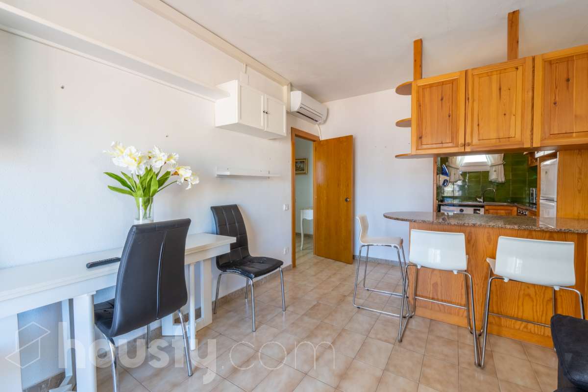Housfy vende 🏡 sensacional piso ubicado en Sitges, el cuál consta de 32 m² útiles (verificados con la Dirección General de Catastro). Construido en el año 1968. El edificio fué reformado totalmente en 1981. Distribución de estancias -Salón-comedor -1 dormitorio -1 baño -Cocina equipada con electrodomésticos nuevos. Características específicas -Cédula de habitabilidad -Aire acondicionado -Terraza - Sin ascensor -Plaza de garaje (en otro edificio) no incluida en el precio. Zona y entorno Respecto a la ubicación, se sitúa en Sitges municipio de Barcelona. Esta propiedad se encuentra cerca de transporte público, colegios, supermercados y farmacias. A 5 minutos a pié del centro y de la playa. Aviso legal El precio de venta no incluye gastos de la compraventa como notaría, registro, impuestos, ni tampoco honorarios agencia. Esta publicación no es vinculante. Consulta siempre la nota simple con Housfy antes de formalizar la compraventa. Sobre nosotros Housfy es la plataforma integral de servicios inmobiliarios. Nuestra combinación de expertos y tecnología pone al alcance de todo el mundo servicios cómodos, claros y seguros. AICAT número: 7922. Nos encargamos de la gestión y asesoramiento de la compra. ¡Olvídate de todo! Hacemos los trámites por ti. Y, si además necesitas financiación, ponemos a tu disposición un bróker hipotecario para ayudarte a conseguir las mejores condiciones para tu perfil económico. ¿Quieres visitarla? Contacta con Housfy y agenda tu visita sin compromiso. Más información en: housfy.com-2