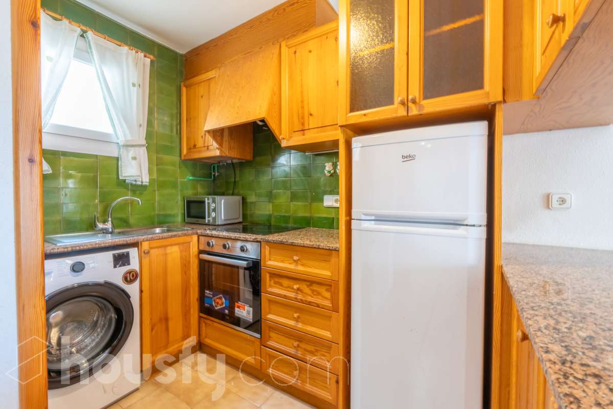Housfy vende 🏡 sensacional piso ubicado en Sitges, el cuál consta de 32 m² útiles (verificados con la Dirección General de Catastro). Construido en el año 1968. El edificio fué reformado totalmente en 1981. Distribución de estancias -Salón-comedor -1 dormitorio -1 baño -Cocina equipada con electrodomésticos nuevos. Características específicas -Cédula de habitabilidad -Aire acondicionado -Terraza - Sin ascensor -Plaza de garaje (en otro edificio) no incluida en el precio. Zona y entorno Respecto a la ubicación, se sitúa en Sitges municipio de Barcelona. Esta propiedad se encuentra cerca de transporte público, colegios, supermercados y farmacias. A 5 minutos a pié del centro y de la playa. Aviso legal El precio de venta no incluye gastos de la compraventa como notaría, registro, impuestos, ni tampoco honorarios agencia. Esta publicación no es vinculante. Consulta siempre la nota simple con Housfy antes de formalizar la compraventa. Sobre nosotros Housfy es la plataforma integral de servicios inmobiliarios. Nuestra combinación de expertos y tecnología pone al alcance de todo el mundo servicios cómodos, claros y seguros. AICAT número: 7922. Nos encargamos de la gestión y asesoramiento de la compra. ¡Olvídate de todo! Hacemos los trámites por ti. Y, si además necesitas financiación, ponemos a tu disposición un bróker hipotecario para ayudarte a conseguir las mejores condiciones para tu perfil económico. ¿Quieres visitarla? Contacta con Housfy y agenda tu visita sin compromiso. Más información en: housfy.com-12