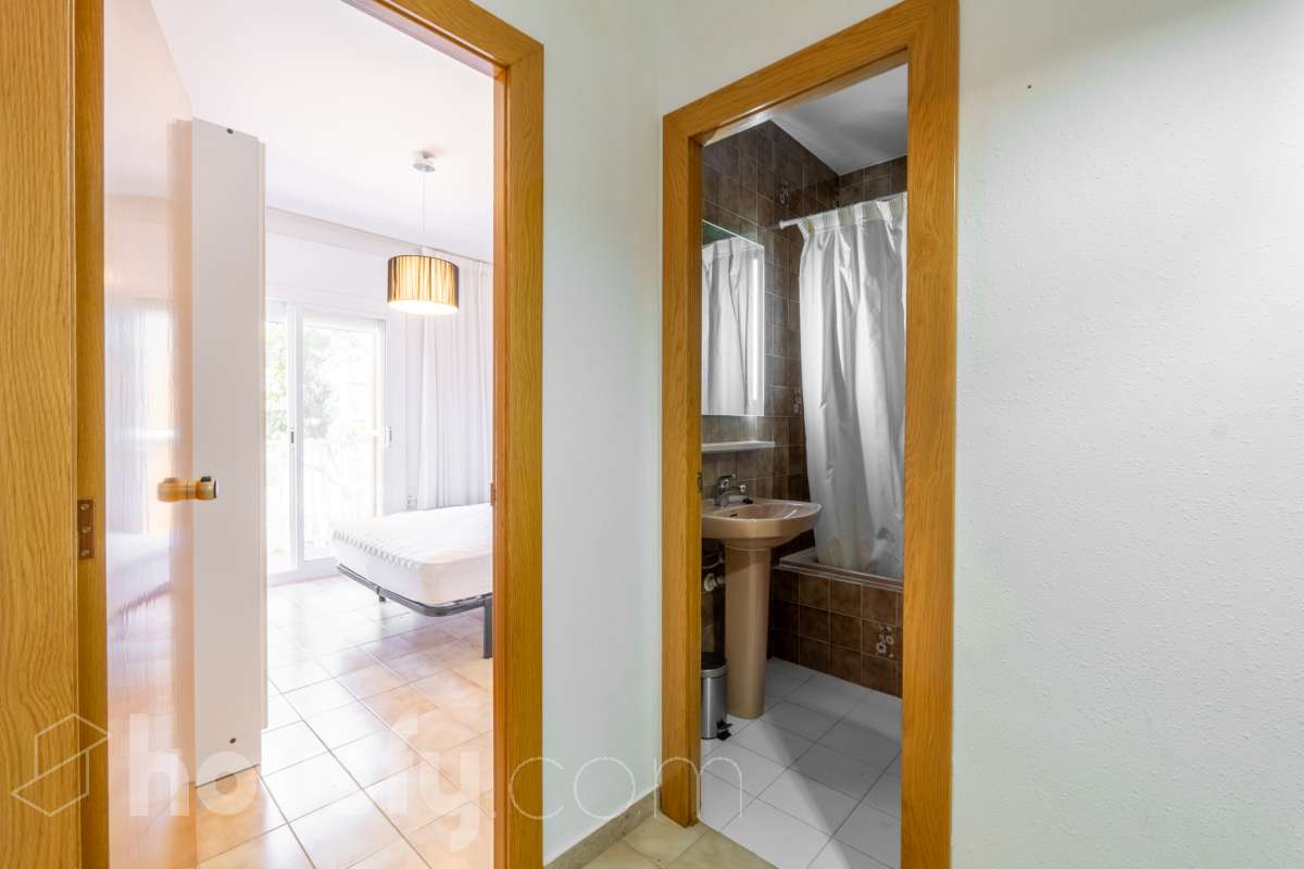 Housfy vende 🏡 sensacional piso ubicado en Sitges, el cuál consta de 32 m² útiles (verificados con la Dirección General de Catastro). Construido en el año 1968. El edificio fué reformado totalmente en 1981. Distribución de estancias -Salón-comedor -1 dormitorio -1 baño -Cocina equipada con electrodomésticos nuevos. Características específicas -Cédula de habitabilidad -Aire acondicionado -Terraza - Sin ascensor -Plaza de garaje (en otro edificio) no incluida en el precio. Zona y entorno Respecto a la ubicación, se sitúa en Sitges municipio de Barcelona. Esta propiedad se encuentra cerca de transporte público, colegios, supermercados y farmacias. A 5 minutos a pié del centro y de la playa. Aviso legal El precio de venta no incluye gastos de la compraventa como notaría, registro, impuestos, ni tampoco honorarios agencia. Esta publicación no es vinculante. Consulta siempre la nota simple con Housfy antes de formalizar la compraventa. Sobre nosotros Housfy es la plataforma integral de servicios inmobiliarios. Nuestra combinación de expertos y tecnología pone al alcance de todo el mundo servicios cómodos, claros y seguros. AICAT número: 7922. Nos encargamos de la gestión y asesoramiento de la compra. ¡Olvídate de todo! Hacemos los trámites por ti. Y, si además necesitas financiación, ponemos a tu disposición un bróker hipotecario para ayudarte a conseguir las mejores condiciones para tu perfil económico. ¿Quieres visitarla? Contacta con Housfy y agenda tu visita sin compromiso. Más información en: housfy.com-20