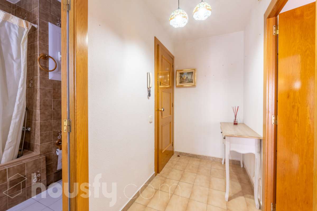 Housfy vende 🏡 sensacional piso ubicado en Sitges, el cuál consta de 32 m² útiles (verificados con la Dirección General de Catastro). Construido en el año 1968. El edificio fué reformado totalmente en 1981. Distribución de estancias -Salón-comedor -1 dormitorio -1 baño -Cocina equipada con electrodomésticos nuevos. Características específicas -Cédula de habitabilidad -Aire acondicionado -Terraza - Sin ascensor -Plaza de garaje (en otro edificio) no incluida en el precio. Zona y entorno Respecto a la ubicación, se sitúa en Sitges municipio de Barcelona. Esta propiedad se encuentra cerca de transporte público, colegios, supermercados y farmacias. A 5 minutos a pié del centro y de la playa. Aviso legal El precio de venta no incluye gastos de la compraventa como notaría, registro, impuestos, ni tampoco honorarios agencia. Esta publicación no es vinculante. Consulta siempre la nota simple con Housfy antes de formalizar la compraventa. Sobre nosotros Housfy es la plataforma integral de servicios inmobiliarios. Nuestra combinación de expertos y tecnología pone al alcance de todo el mundo servicios cómodos, claros y seguros. AICAT número: 7922. Nos encargamos de la gestión y asesoramiento de la compra. ¡Olvídate de todo! Hacemos los trámites por ti. Y, si además necesitas financiación, ponemos a tu disposición un bróker hipotecario para ayudarte a conseguir las mejores condiciones para tu perfil económico. ¿Quieres visitarla? Contacta con Housfy y agenda tu visita sin compromiso. Más información en: housfy.com-22