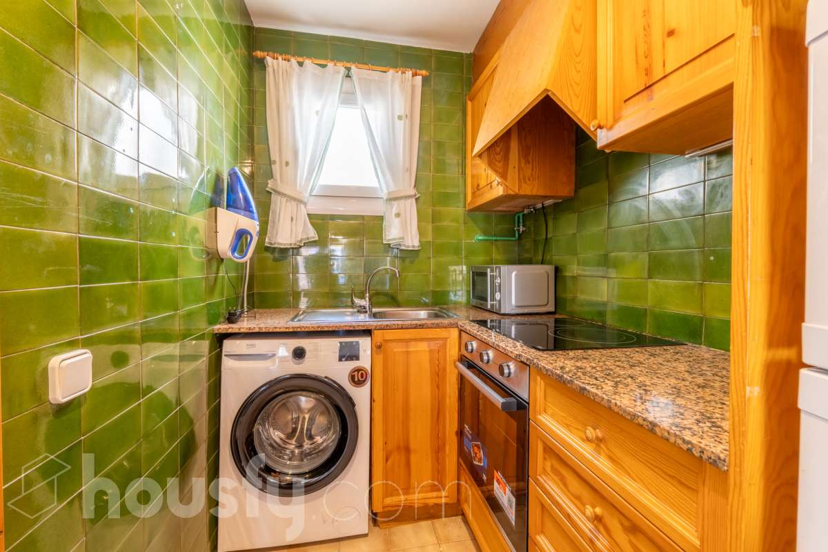 Housfy vende 🏡 sensacional piso ubicado en Sitges, el cuál consta de 32 m² útiles (verificados con la Dirección General de Catastro). Construido en el año 1968. El edificio fué reformado totalmente en 1981. Distribución de estancias -Salón-comedor -1 dormitorio -1 baño -Cocina equipada con electrodomésticos nuevos. Características específicas -Cédula de habitabilidad -Aire acondicionado -Terraza - Sin ascensor -Plaza de garaje (en otro edificio) no incluida en el precio. Zona y entorno Respecto a la ubicación, se sitúa en Sitges municipio de Barcelona. Esta propiedad se encuentra cerca de transporte público, colegios, supermercados y farmacias. A 5 minutos a pié del centro y de la playa. Aviso legal El precio de venta no incluye gastos de la compraventa como notaría, registro, impuestos, ni tampoco honorarios agencia. Esta publicación no es vinculante. Consulta siempre la nota simple con Housfy antes de formalizar la compraventa. Sobre nosotros Housfy es la plataforma integral de servicios inmobiliarios. Nuestra combinación de expertos y tecnología pone al alcance de todo el mundo servicios cómodos, claros y seguros. AICAT número: 7922. Nos encargamos de la gestión y asesoramiento de la compra. ¡Olvídate de todo! Hacemos los trámites por ti. Y, si además necesitas financiación, ponemos a tu disposición un bróker hipotecario para ayudarte a conseguir las mejores condiciones para tu perfil económico. ¿Quieres visitarla? Contacta con Housfy y agenda tu visita sin compromiso. Más información en: housfy.com-13