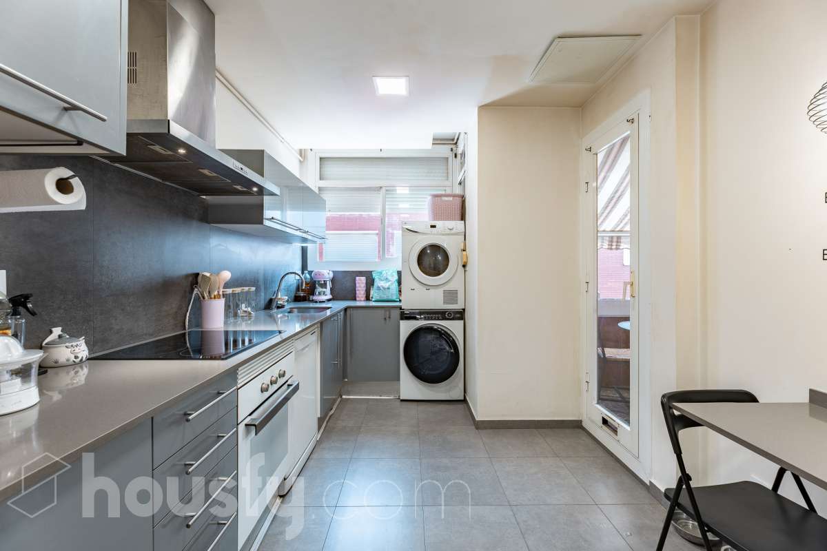Amplio piso de 115 m² con 4 habitaciones, dos balcones, garaje en Sol i Padrís (Sabadell) Housfy presenta este espacioso y luminoso piso situado en Sol i Padrís, uno de los barrios más consolidados y demandados de Sabadell. La vivienda dispone de 115 m² útiles (superficie verificada por la Dirección General del Catastro) y fue construida en 1983. Gracias a su amplitud, excelente distribución y espacios exteriores, es una opción ideal para familias que buscan comodidad y calidad de vida. Distribución Se trata de un primero, sin ascensor. Amplio salón-comedor con abundante luz natural y salida a un balcón. 4 dormitorios, dos de ellos exteriores y dos interiores, ofreciendo diferentes posibilidades de uso según las necesidades de la familia. 2 baños completos. Cocina totalmente equipada. Características Dos balcones, que aportan luminosidad y agradables espacios al aire libre. Plaza de garaje incluida. Vivienda amplia, funcional y con gran potencial. Ubicación Ubicada en el barrio de Sol i Padrís, una zona muy valorada por su ambiente familiar, tranquilidad y la comodidad de tener todos los servicios al alcance. En las inmediaciones encontrarás colegios, supermercados, farmacias, centros de salud, zonas verdes y una amplia oferta comercial. Además, dispone de excelentes conexiones mediante transporte público y un rápido acceso a las principales vías de comunicación, facilitando los desplazamientos tanto dentro de Sabadell como hacia Barcelona y otras poblaciones del entorno. Aviso legal El precio de venta no incluye gastos de la compraventa como notaría, registro, impuestos, ni tampoco honorarios agencia. Esta publicación no es vinculante. Consulta siempre la nota simple con Housfy antes de formalizar la compraventa. Sobre nosotros Housfy es la plataforma integral de servicios inmobiliarios. Nuestra combinación de expertos y tecnología pone al alcance de todo el mundo servicios cómodos, claros y seguros. AICAT número: 7922. Nos encargamos de la gestión y asesoramiento de la compra. ¡Olvídate de todo! Hacemos los trámites por ti. Y, si además necesitas financiación, ponemos a tu disposición un bróker hipotecario para ayudarte a conseguir las mejores condiciones para tu perfil económico. ¿Quieres visitarla? Contacta con Housfy y agenda tu visita sin compromiso. Más información en: housfy.com En cumplimiento de la Ley 8/2026 en Cataluña, el certificado de presencia o ausencia de amianto se encuentra en proceso de tramitación.-22