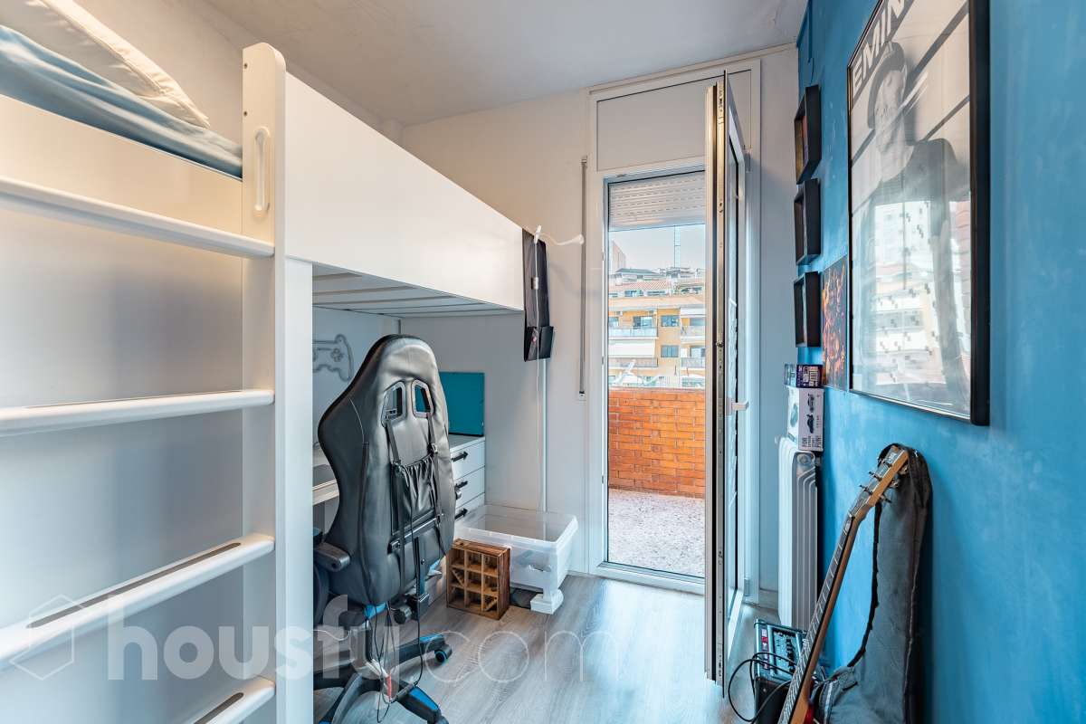 Amplio piso de 115 m² con 4 habitaciones, dos balcones, garaje en Sol i Padrís (Sabadell) Housfy presenta este espacioso y luminoso piso situado en Sol i Padrís, uno de los barrios más consolidados y demandados de Sabadell. La vivienda dispone de 115 m² útiles (superficie verificada por la Dirección General del Catastro) y fue construida en 1983. Gracias a su amplitud, excelente distribución y espacios exteriores, es una opción ideal para familias que buscan comodidad y calidad de vida. Distribución Se trata de un primero, sin ascensor. Amplio salón-comedor con abundante luz natural y salida a un balcón. 4 dormitorios, dos de ellos exteriores y dos interiores, ofreciendo diferentes posibilidades de uso según las necesidades de la familia. 2 baños completos. Cocina totalmente equipada. Características Dos balcones, que aportan luminosidad y agradables espacios al aire libre. Plaza de garaje incluida. Vivienda amplia, funcional y con gran potencial. Ubicación Ubicada en el barrio de Sol i Padrís, una zona muy valorada por su ambiente familiar, tranquilidad y la comodidad de tener todos los servicios al alcance. En las inmediaciones encontrarás colegios, supermercados, farmacias, centros de salud, zonas verdes y una amplia oferta comercial. Además, dispone de excelentes conexiones mediante transporte público y un rápido acceso a las principales vías de comunicación, facilitando los desplazamientos tanto dentro de Sabadell como hacia Barcelona y otras poblaciones del entorno. Aviso legal El precio de venta no incluye gastos de la compraventa como notaría, registro, impuestos, ni tampoco honorarios agencia. Esta publicación no es vinculante. Consulta siempre la nota simple con Housfy antes de formalizar la compraventa. Sobre nosotros Housfy es la plataforma integral de servicios inmobiliarios. Nuestra combinación de expertos y tecnología pone al alcance de todo el mundo servicios cómodos, claros y seguros. AICAT número: 7922. Nos encargamos de la gestión y asesoramiento de la compra. ¡Olvídate de todo! Hacemos los trámites por ti. Y, si además necesitas financiación, ponemos a tu disposición un bróker hipotecario para ayudarte a conseguir las mejores condiciones para tu perfil económico. ¿Quieres visitarla? Contacta con Housfy y agenda tu visita sin compromiso. Más información en: housfy.com En cumplimiento de la Ley 8/2026 en Cataluña, el certificado de presencia o ausencia de amianto se encuentra en proceso de tramitación.-20