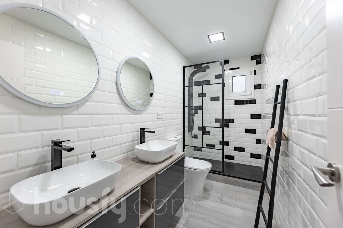 Amplio piso de 115 m² con 4 habitaciones, dos balcones, garaje en Sol i Padrís (Sabadell) Housfy presenta este espacioso y luminoso piso situado en Sol i Padrís, uno de los barrios más consolidados y demandados de Sabadell. La vivienda dispone de 115 m² útiles (superficie verificada por la Dirección General del Catastro) y fue construida en 1983. Gracias a su amplitud, excelente distribución y espacios exteriores, es una opción ideal para familias que buscan comodidad y calidad de vida. Distribución Se trata de un primero, sin ascensor. Amplio salón-comedor con abundante luz natural y salida a un balcón. 4 dormitorios, dos de ellos exteriores y dos interiores, ofreciendo diferentes posibilidades de uso según las necesidades de la familia. 2 baños completos. Cocina totalmente equipada. Características Dos balcones, que aportan luminosidad y agradables espacios al aire libre. Plaza de garaje incluida. Vivienda amplia, funcional y con gran potencial. Ubicación Ubicada en el barrio de Sol i Padrís, una zona muy valorada por su ambiente familiar, tranquilidad y la comodidad de tener todos los servicios al alcance. En las inmediaciones encontrarás colegios, supermercados, farmacias, centros de salud, zonas verdes y una amplia oferta comercial. Además, dispone de excelentes conexiones mediante transporte público y un rápido acceso a las principales vías de comunicación, facilitando los desplazamientos tanto dentro de Sabadell como hacia Barcelona y otras poblaciones del entorno. Aviso legal El precio de venta no incluye gastos de la compraventa como notaría, registro, impuestos, ni tampoco honorarios agencia. Esta publicación no es vinculante. Consulta siempre la nota simple con Housfy antes de formalizar la compraventa. Sobre nosotros Housfy es la plataforma integral de servicios inmobiliarios. Nuestra combinación de expertos y tecnología pone al alcance de todo el mundo servicios cómodos, claros y seguros. AICAT número: 7922. Nos encargamos de la gestión y asesoramiento de la compra. ¡Olvídate de todo! Hacemos los trámites por ti. Y, si además necesitas financiación, ponemos a tu disposición un bróker hipotecario para ayudarte a conseguir las mejores condiciones para tu perfil económico. ¿Quieres visitarla? Contacta con Housfy y agenda tu visita sin compromiso. Más información en: housfy.com En cumplimiento de la Ley 8/2026 en Cataluña, el certificado de presencia o ausencia de amianto se encuentra en proceso de tramitación.-26