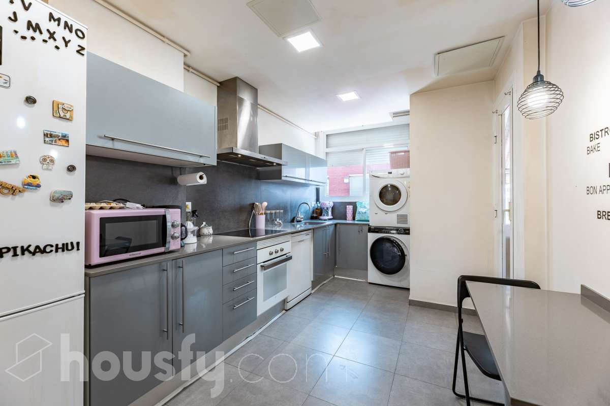 Amplio piso de 115 m² con 4 habitaciones, dos balcones, garaje en Sol i Padrís (Sabadell) Housfy presenta este espacioso y luminoso piso situado en Sol i Padrís, uno de los barrios más consolidados y demandados de Sabadell. La vivienda dispone de 115 m² útiles (superficie verificada por la Dirección General del Catastro) y fue construida en 1983. Gracias a su amplitud, excelente distribución y espacios exteriores, es una opción ideal para familias que buscan comodidad y calidad de vida. Distribución Se trata de un primero, sin ascensor. Amplio salón-comedor con abundante luz natural y salida a un balcón. 4 dormitorios, dos de ellos exteriores y dos interiores, ofreciendo diferentes posibilidades de uso según las necesidades de la familia. 2 baños completos. Cocina totalmente equipada. Características Dos balcones, que aportan luminosidad y agradables espacios al aire libre. Plaza de garaje incluida. Vivienda amplia, funcional y con gran potencial. Ubicación Ubicada en el barrio de Sol i Padrís, una zona muy valorada por su ambiente familiar, tranquilidad y la comodidad de tener todos los servicios al alcance. En las inmediaciones encontrarás colegios, supermercados, farmacias, centros de salud, zonas verdes y una amplia oferta comercial. Además, dispone de excelentes conexiones mediante transporte público y un rápido acceso a las principales vías de comunicación, facilitando los desplazamientos tanto dentro de Sabadell como hacia Barcelona y otras poblaciones del entorno. Aviso legal El precio de venta no incluye gastos de la compraventa como notaría, registro, impuestos, ni tampoco honorarios agencia. Esta publicación no es vinculante. Consulta siempre la nota simple con Housfy antes de formalizar la compraventa. Sobre nosotros Housfy es la plataforma integral de servicios inmobiliarios. Nuestra combinación de expertos y tecnología pone al alcance de todo el mundo servicios cómodos, claros y seguros. AICAT número: 7922. Nos encargamos de la gestión y asesoramiento de la compra. ¡Olvídate de todo! Hacemos los trámites por ti. Y, si además necesitas financiación, ponemos a tu disposición un bróker hipotecario para ayudarte a conseguir las mejores condiciones para tu perfil económico. ¿Quieres visitarla? Contacta con Housfy y agenda tu visita sin compromiso. Más información en: housfy.com En cumplimiento de la Ley 8/2026 en Cataluña, el certificado de presencia o ausencia de amianto se encuentra en proceso de tramitación.-25