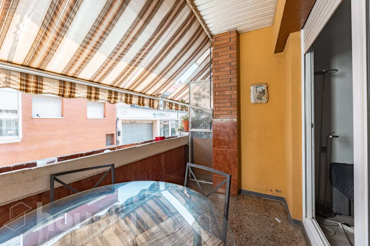Amplio piso de 115 m² con 4 habitaciones, dos balcones, garaje en Sol i Padrís (Sabadell) Housfy presenta este espacioso y luminoso piso situado en Sol i Padrís, uno de los barrios más consolidados y demandados de Sabadell. La vivienda dispone de 115 m² útiles (superficie verificada por la Dirección General del Catastro) y fue construida en 1983. Gracias a su amplitud, excelente distribución y espacios exteriores, es una opción ideal para familias que buscan comodidad y calidad de vida. Distribución Se trata de un primero, sin ascensor. Amplio salón-comedor con abundante luz natural y salida a un balcón. 4 dormitorios, dos de ellos exteriores y dos interiores, ofreciendo diferentes posibilidades de uso según las necesidades de la familia. 2 baños completos. Cocina totalmente equipada. Características Dos balcones, que aportan luminosidad y agradables espacios al aire libre. Plaza de garaje incluida. Vivienda amplia, funcional y con gran potencial. Ubicación Ubicada en el barrio de Sol i Padrís, una zona muy valorada por su ambiente familiar, tranquilidad y la comodidad de tener todos los servicios al alcance. En las inmediaciones encontrarás colegios, supermercados, farmacias, centros de salud, zonas verdes y una amplia oferta comercial. Además, dispone de excelentes conexiones mediante transporte público y un rápido acceso a las principales vías de comunicación, facilitando los desplazamientos tanto dentro de Sabadell como hacia Barcelona y otras poblaciones del entorno. Aviso legal El precio de venta no incluye gastos de la compraventa como notaría, registro, impuestos, ni tampoco honorarios agencia. Esta publicación no es vinculante. Consulta siempre la nota simple con Housfy antes de formalizar la compraventa. Sobre nosotros Housfy es la plataforma integral de servicios inmobiliarios. Nuestra combinación de expertos y tecnología pone al alcance de todo el mundo servicios cómodos, claros y seguros. AICAT número: 7922. Nos encargamos de la gestión y asesoramiento de la compra. ¡Olvídate de todo! Hacemos los trámites por ti. Y, si además necesitas financiación, ponemos a tu disposición un bróker hipotecario para ayudarte a conseguir las mejores condiciones para tu perfil económico. ¿Quieres visitarla? Contacta con Housfy y agenda tu visita sin compromiso. Más información en: housfy.com En cumplimiento de la Ley 8/2026 en Cataluña, el certificado de presencia o ausencia de amianto se encuentra en proceso de tramitación.-36