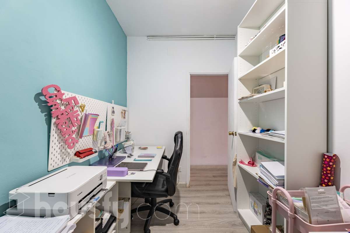 Amplio piso de 115 m² con 4 habitaciones, dos balcones, garaje en Sol i Padrís (Sabadell) Housfy presenta este espacioso y luminoso piso situado en Sol i Padrís, uno de los barrios más consolidados y demandados de Sabadell. La vivienda dispone de 115 m² útiles (superficie verificada por la Dirección General del Catastro) y fue construida en 1983. Gracias a su amplitud, excelente distribución y espacios exteriores, es una opción ideal para familias que buscan comodidad y calidad de vida. Distribución Se trata de un primero, sin ascensor. Amplio salón-comedor con abundante luz natural y salida a un balcón. 4 dormitorios, dos de ellos exteriores y dos interiores, ofreciendo diferentes posibilidades de uso según las necesidades de la familia. 2 baños completos. Cocina totalmente equipada. Características Dos balcones, que aportan luminosidad y agradables espacios al aire libre. Plaza de garaje incluida. Vivienda amplia, funcional y con gran potencial. Ubicación Ubicada en el barrio de Sol i Padrís, una zona muy valorada por su ambiente familiar, tranquilidad y la comodidad de tener todos los servicios al alcance. En las inmediaciones encontrarás colegios, supermercados, farmacias, centros de salud, zonas verdes y una amplia oferta comercial. Además, dispone de excelentes conexiones mediante transporte público y un rápido acceso a las principales vías de comunicación, facilitando los desplazamientos tanto dentro de Sabadell como hacia Barcelona y otras poblaciones del entorno. Aviso legal El precio de venta no incluye gastos de la compraventa como notaría, registro, impuestos, ni tampoco honorarios agencia. Esta publicación no es vinculante. Consulta siempre la nota simple con Housfy antes de formalizar la compraventa. Sobre nosotros Housfy es la plataforma integral de servicios inmobiliarios. Nuestra combinación de expertos y tecnología pone al alcance de todo el mundo servicios cómodos, claros y seguros. AICAT número: 7922. Nos encargamos de la gestión y asesoramiento de la compra. ¡Olvídate de todo! Hacemos los trámites por ti. Y, si además necesitas financiación, ponemos a tu disposición un bróker hipotecario para ayudarte a conseguir las mejores condiciones para tu perfil económico. ¿Quieres visitarla? Contacta con Housfy y agenda tu visita sin compromiso. Más información en: housfy.com En cumplimiento de la Ley 8/2026 en Cataluña, el certificado de presencia o ausencia de amianto se encuentra en proceso de tramitación.-16